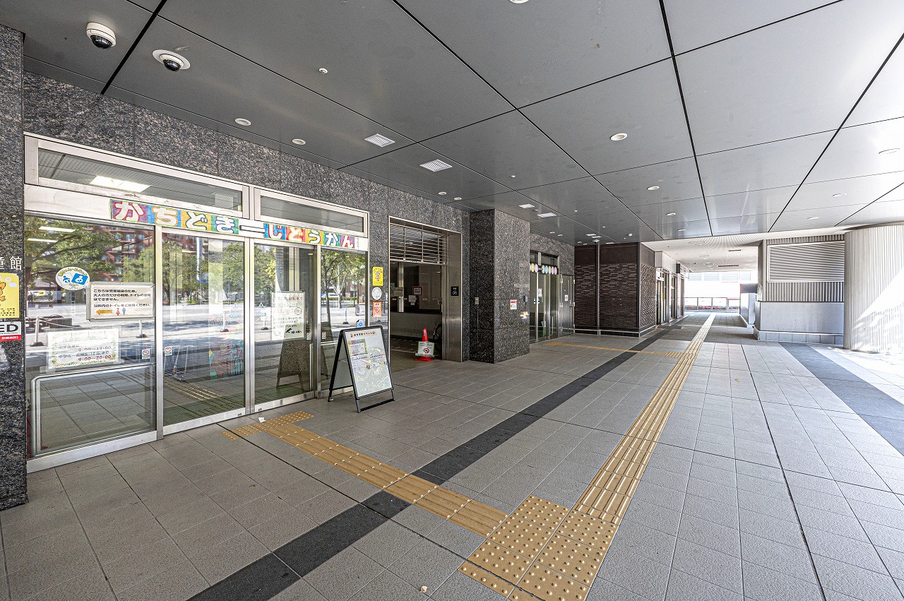 【エントランス】マンションのエントランスはオートロックで管理されています。室内からTVモニター付きインターホンで来客を確認することができ、防犯面にも配慮されています。