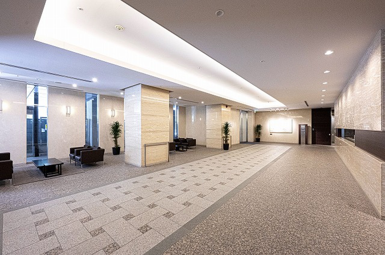 【エントランス】折り上げ天井が施された、開放的なエントランス。ソファーとテーブルが配置され、待ち合わせの際や打合せなどに、利用することができます。