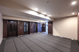 【共用廊下】重厚感のある落ち着いた内装の共用廊下。マンション内には、ゲストルーム・シアタールーム・スカイデッキ・パーティールームなど共用施設が充実しています。