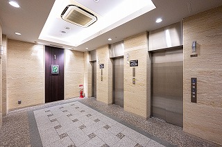 【エレベーター】複数台のエレベーターが設置されています。お買い物やお仕事帰りに重い荷物を持っていても、エレベーターを利用して、13階のお部屋までスムーズに移動することができます。