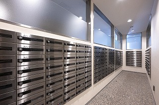 【集合ポスト】エントランス部分には、ダイヤル式の集合ポストが備わっています。住民以外がお部屋に近づかず、防犯対策としても◎雨に濡れずに郵便物を取りに行けるため便利です。