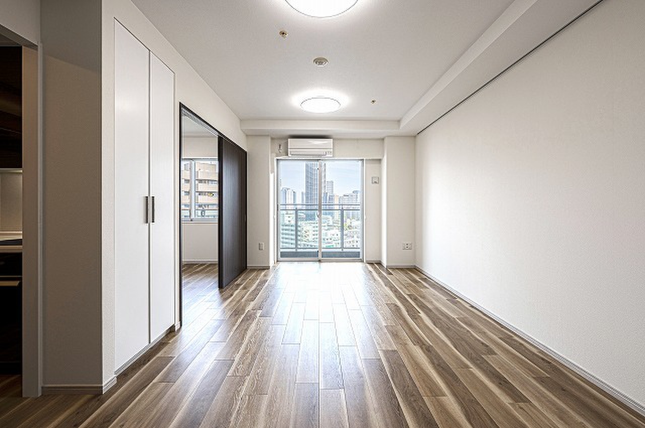 【LD】2023年10月内装一部リフォーム済みのため、清潔な状態で新生活をスタートできます。共用施設やセキュリティも充実。/2023年10月フローリング・クロス貼替、エアコン設置