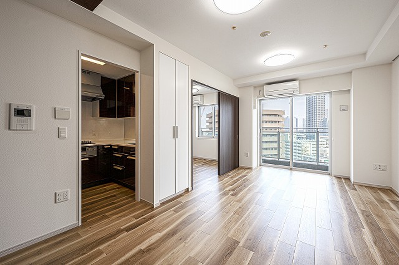 【LD】東向きバルコニーに面した開放感のあるリビング・ダイニング。床暖房が搭載されており、冬場でも足元からぽかぽかと暖かく過ごせます。/2023年10月フローリング・クロス貼替、エアコン設置