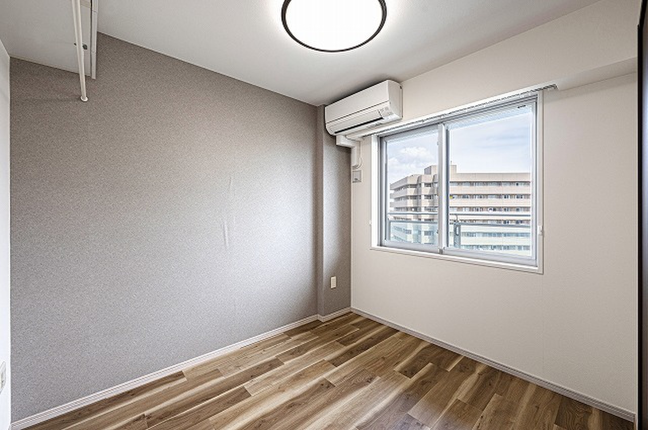 【洋室(約4.1帖)】グレーのアクセントクロスが落ち着いた雰囲気の洋室です。全室にエアコンが設置されており、暑い日も快適に過ごせます。/2023年10月フローリング・クロス貼替、エアコン設置