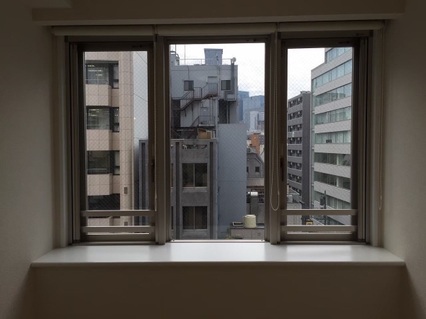 南側洋室出窓※購入時の写真になります。