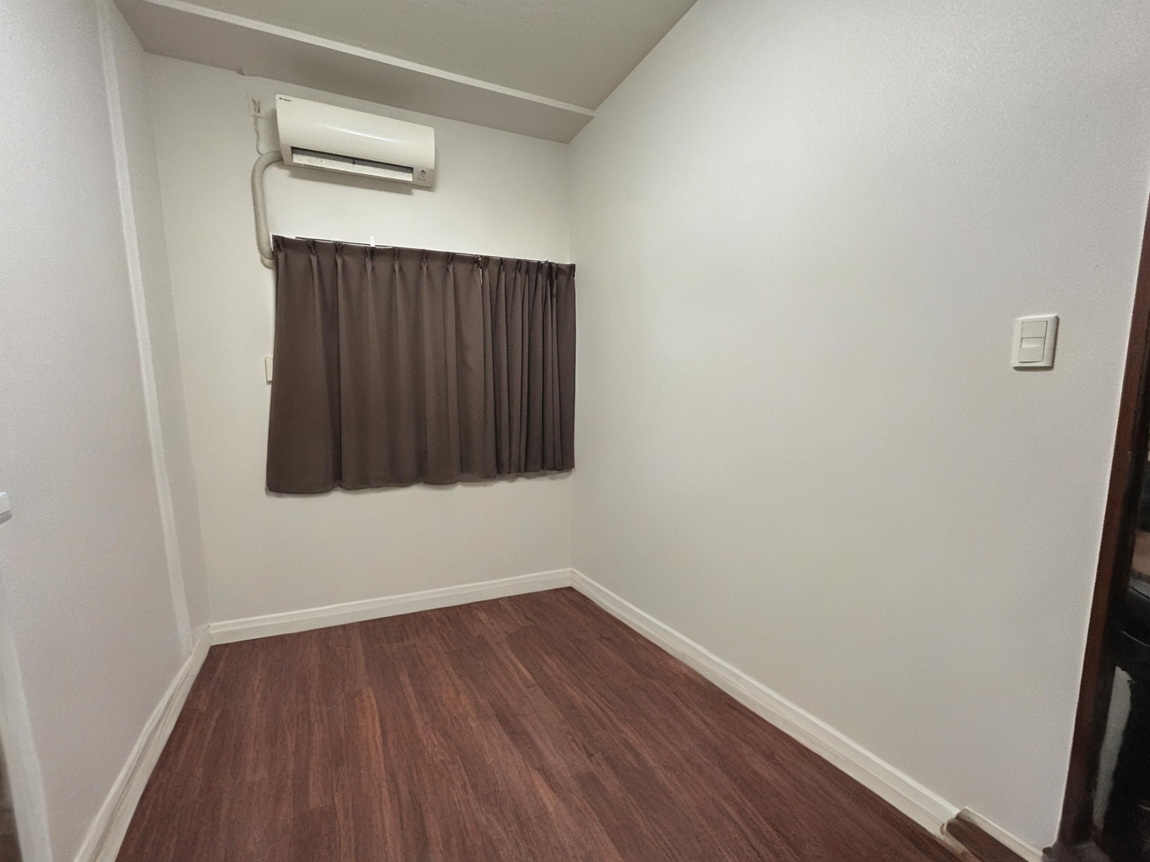 ※実際の洋室を撮影したものに、ＣＧ加工処理で家具などを消し込みしております。現状有姿でのお取引となりますので実際とは異なります。