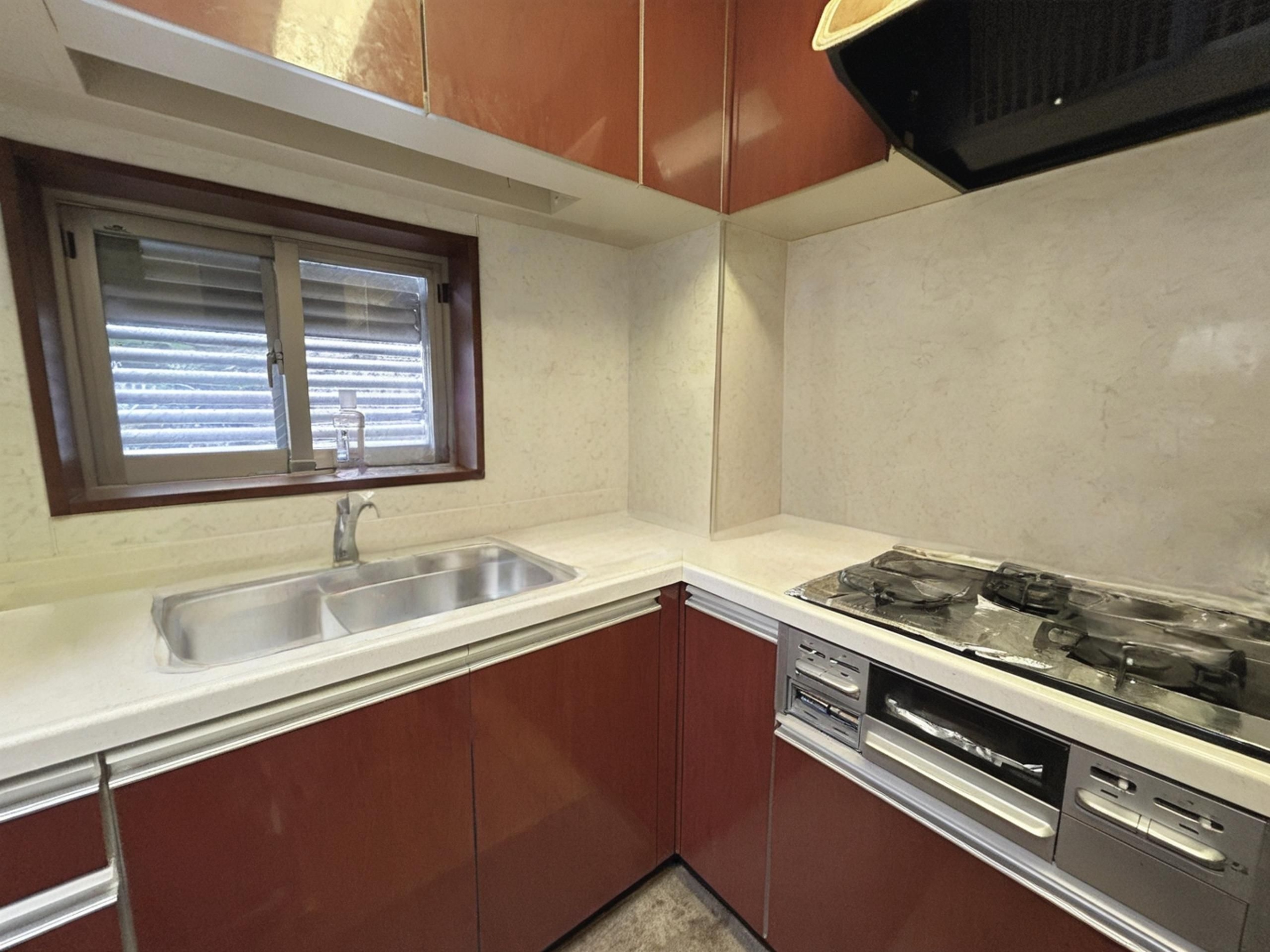 ※実際のキッチンを撮影したものに、ＣＧ加工処理で家具などを消し込みしております。現状有姿でのお取引となりますので実際とは異なります。