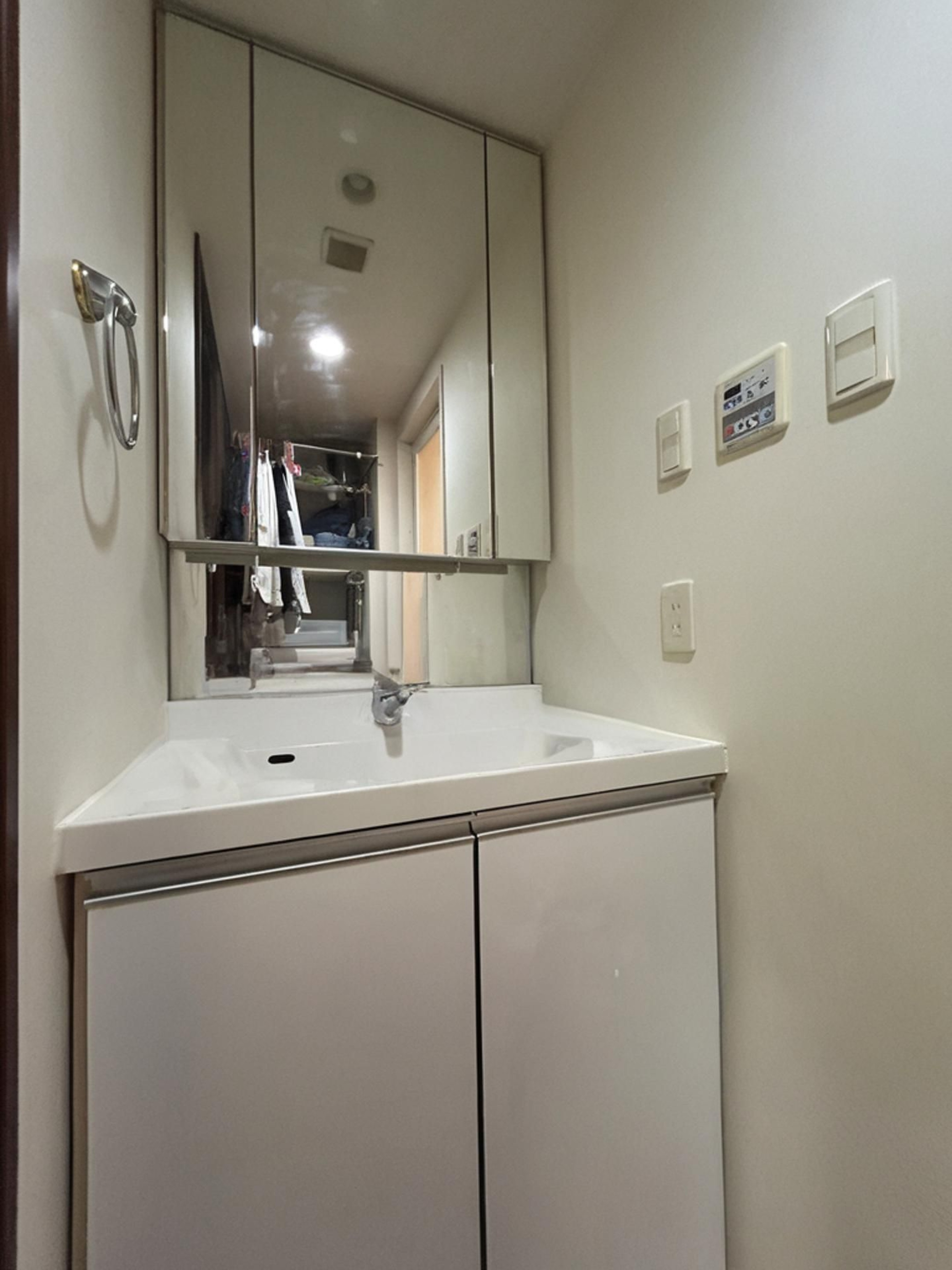 ※実際の洗面を撮影したものに、ＣＧ加工処理で家具などを消し込みしております。現状有姿でのお取引となりますので実際とは異なります。