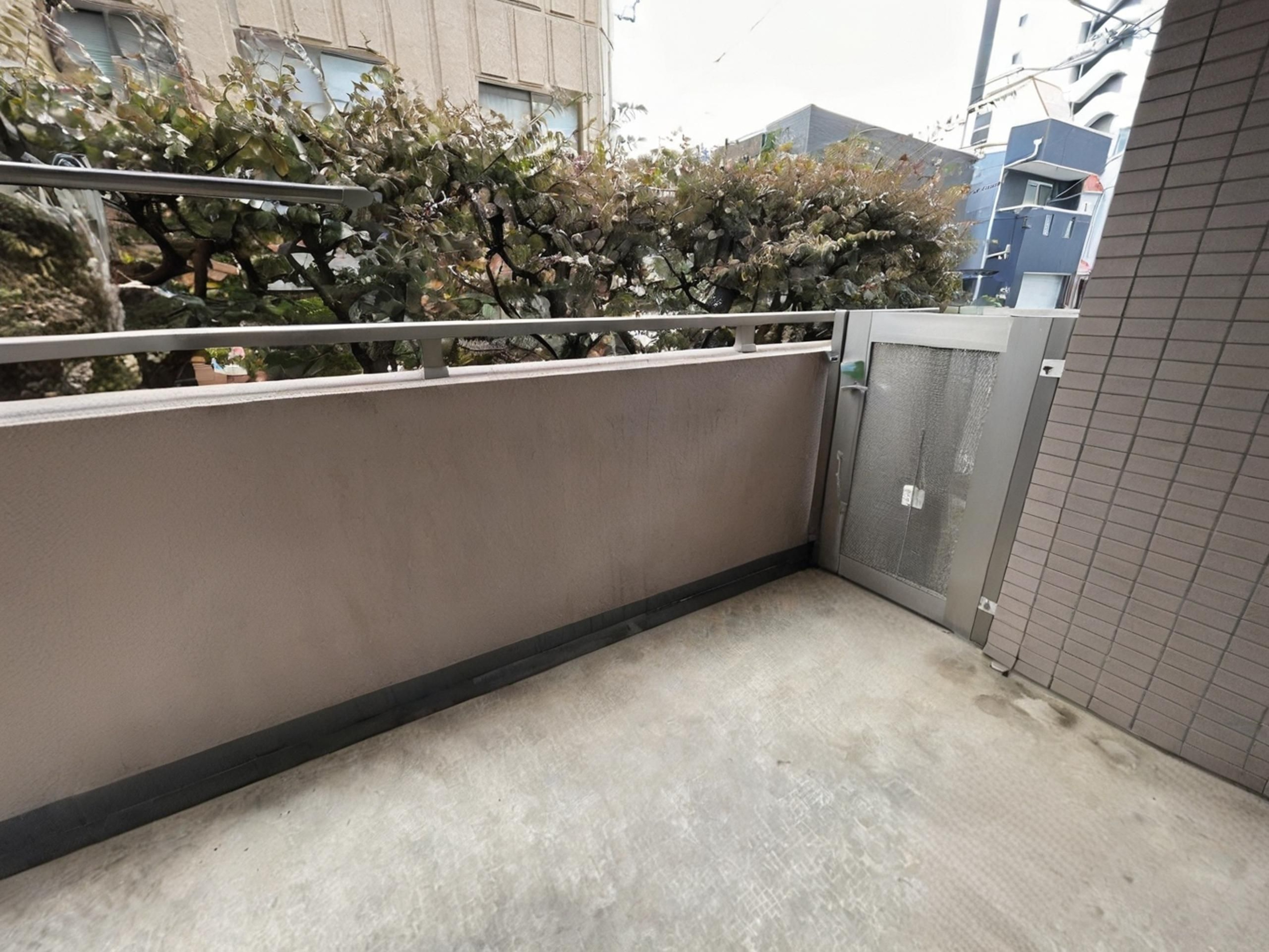 ※実際のバルコニーを撮影したものに、ＣＧ加工処理で家具などを消し込みしております。現状有姿でのお取引となりますので実際とは異なります。