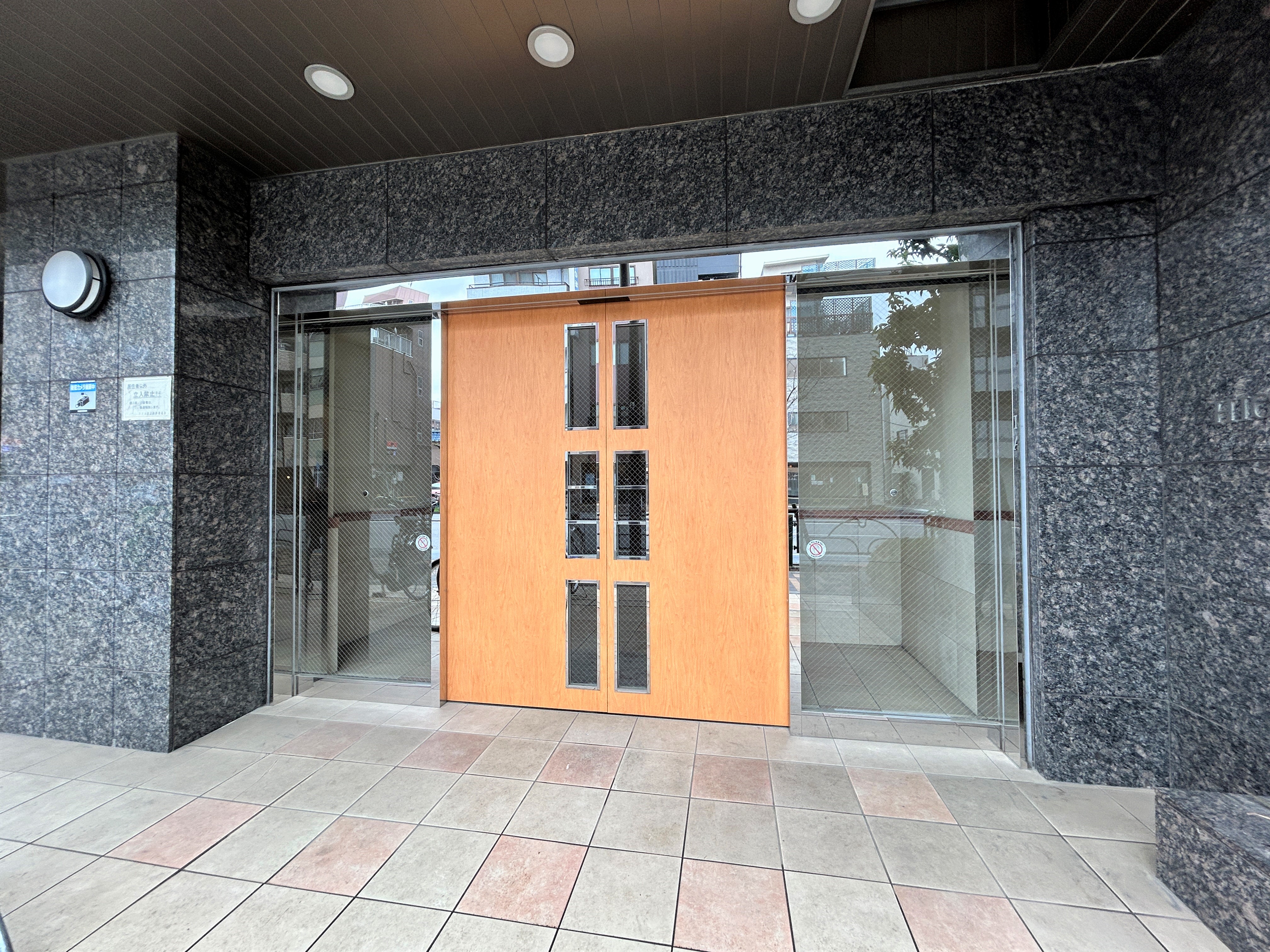 TVモニター付インターフォン、オートロック完備。セキュリティにも配慮されたマンションです。