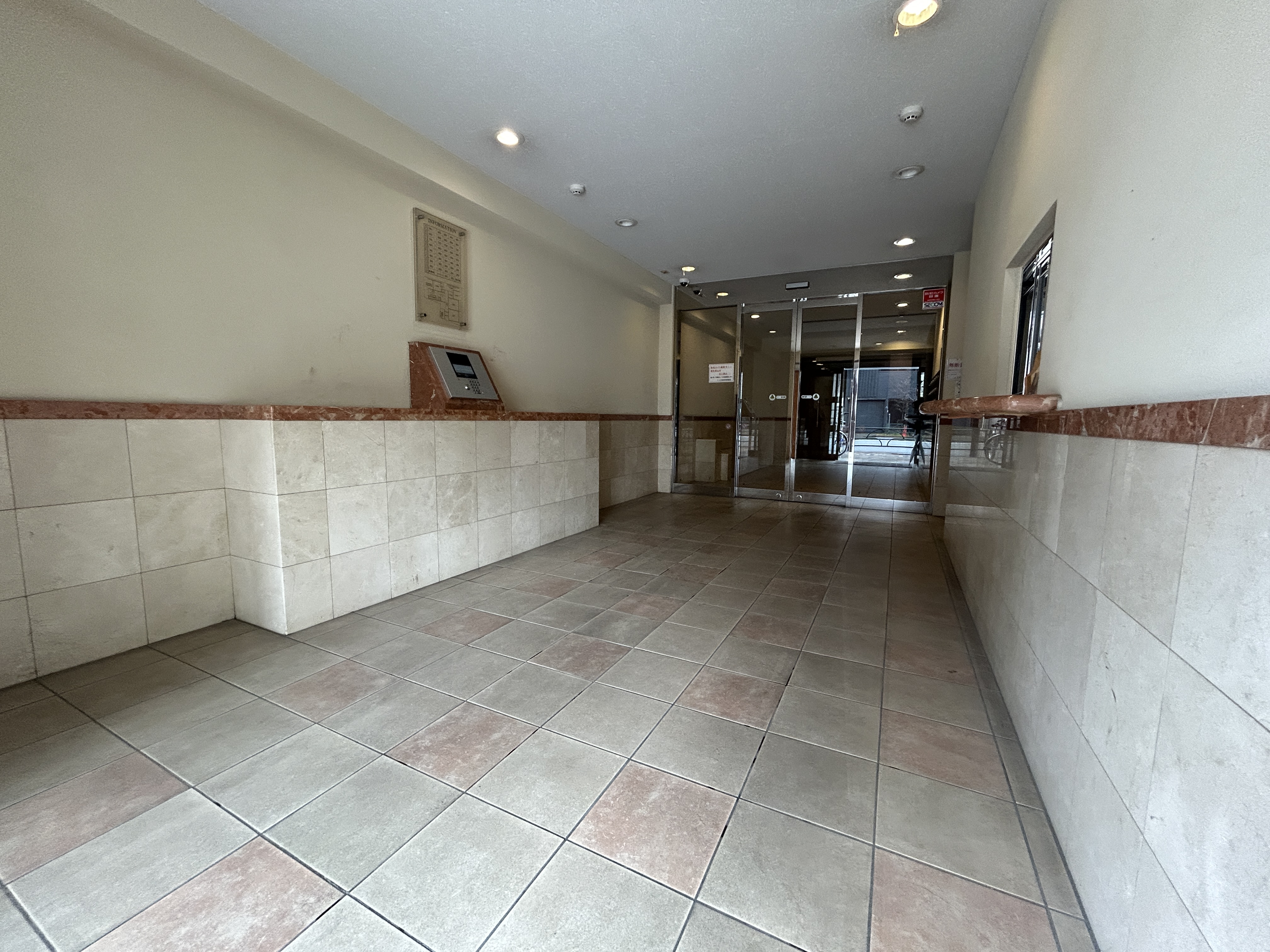 お出かけの際にも便利な宅配ボックス完備。