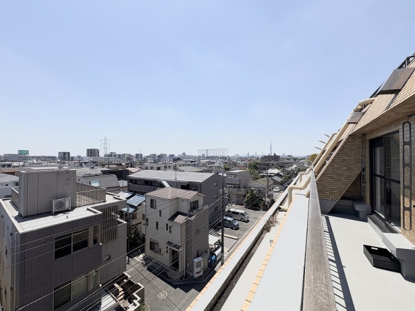 ルーフバルコニーからは東京スカイツリーが見えます。※天候による。