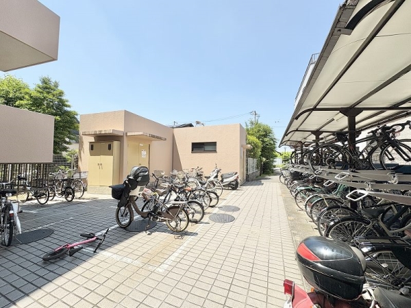 駐輪場は平置きと2段式自転車ラックの2種類ございます。
