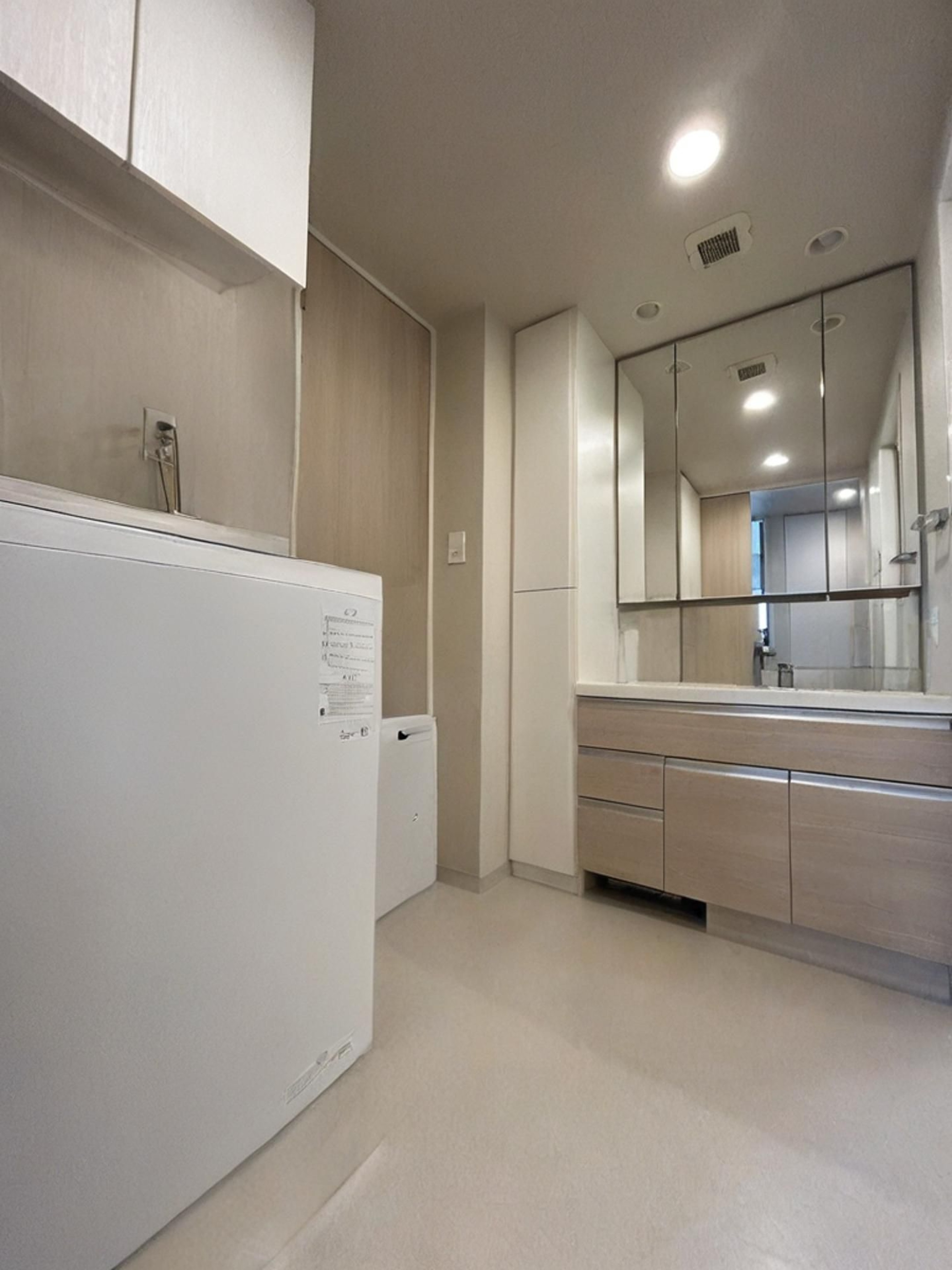 ※実際のパウダールームを撮影したものに、ＣＧ加工処理で家具などを消し込みしております。現状有姿でのお取引となりますので実際とは異なります。