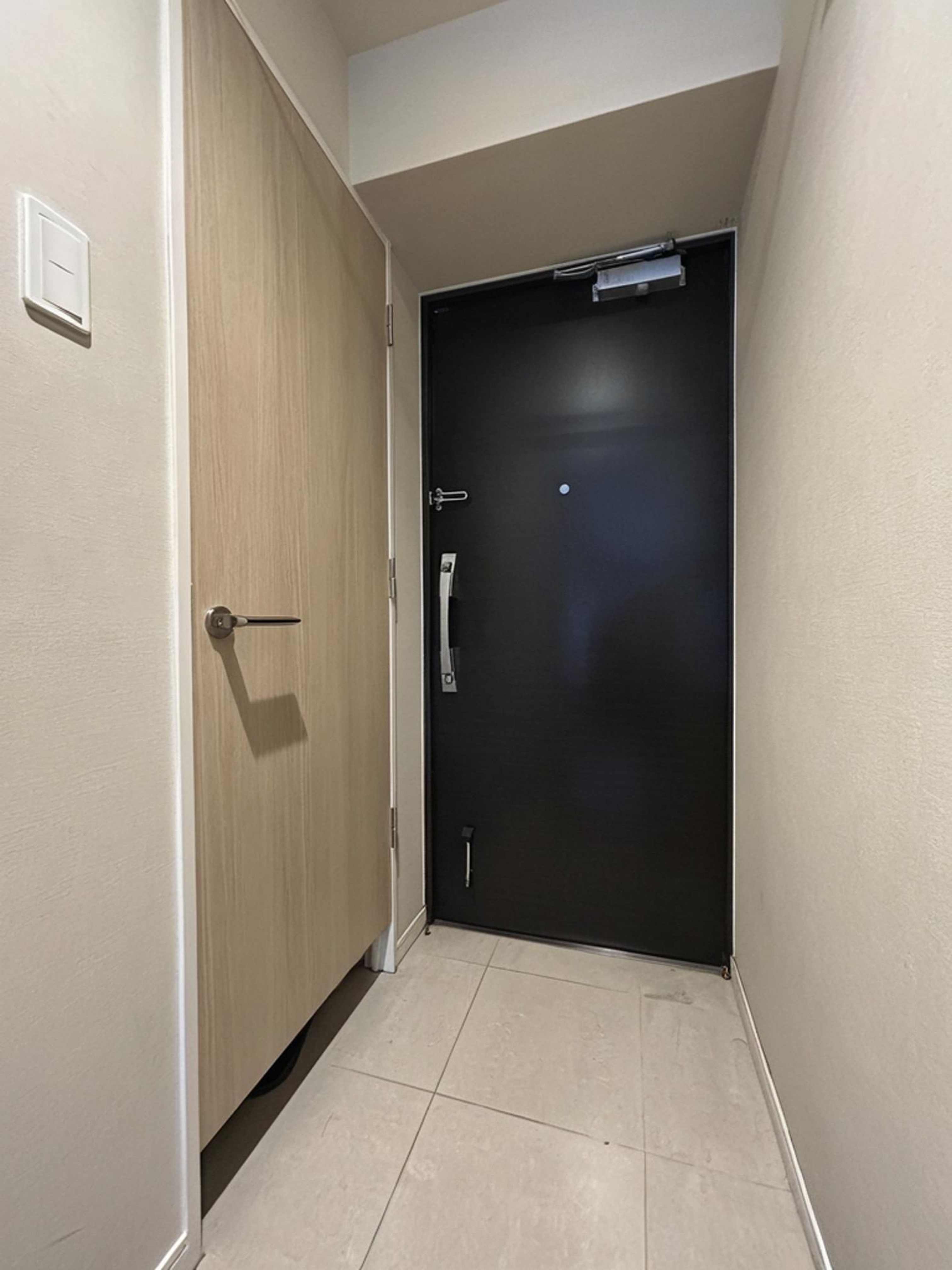 ※実際の玄関を撮影したものに、ＣＧ加工処理で家具などを消し込みしております。現状有姿でのお取引となりますので実際とは異なります。