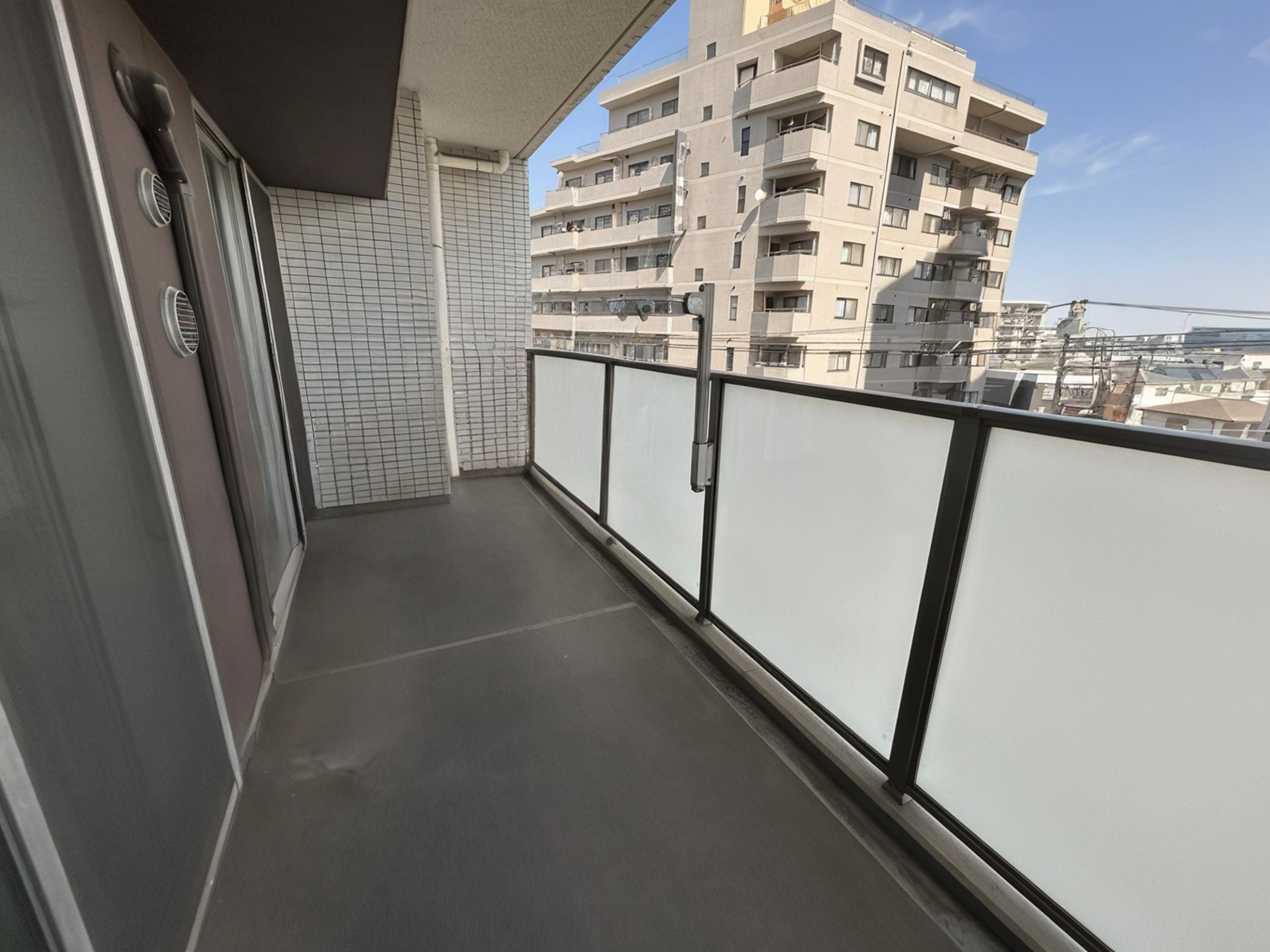 ※実際のバルコニーを撮影したものに、ＣＧ加工処理で家具などを消し込みしております。現状有姿でのお取引となりますので実際とは異なります。