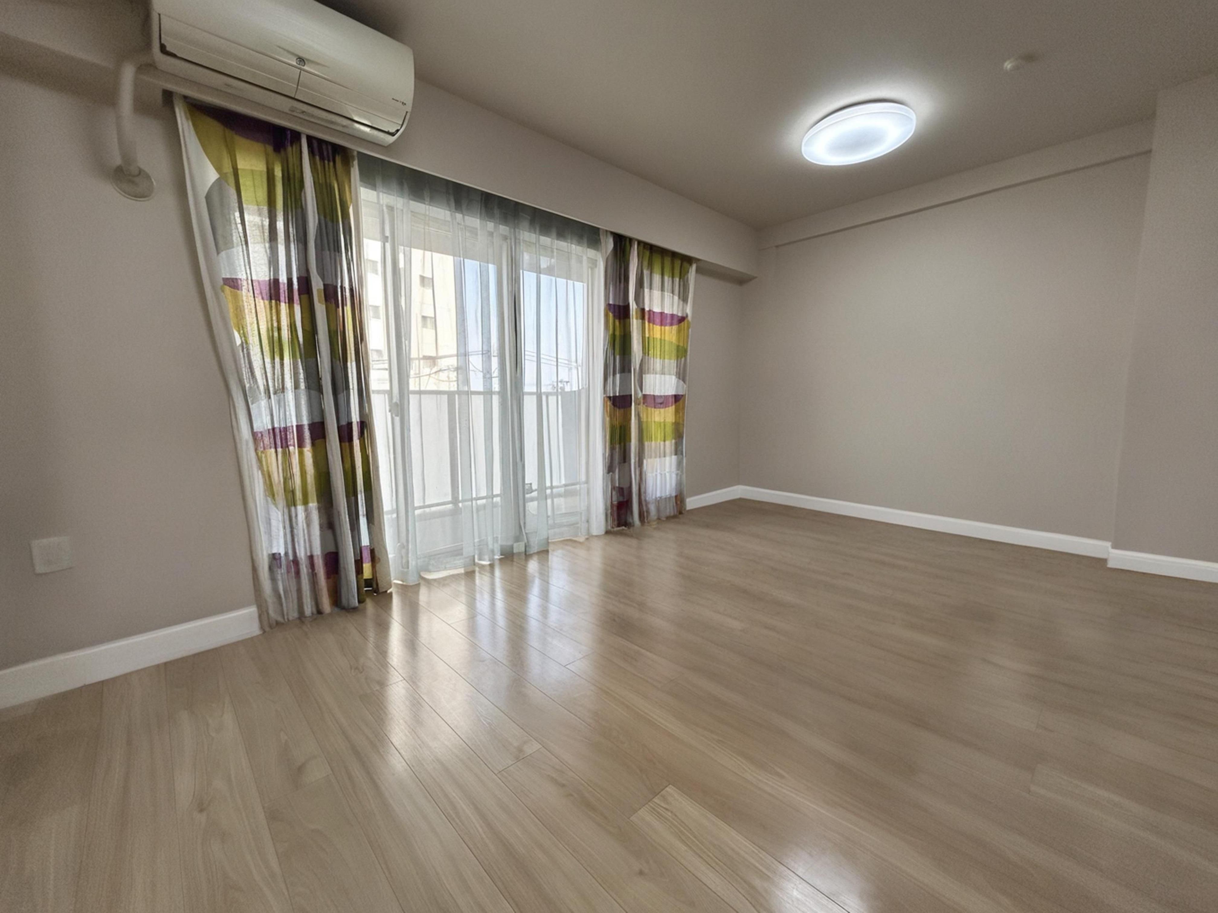 ※実際のリビングを撮影したものに、ＣＧ加工処理で家具などを消し込みしております。現状有姿でのお取引となりますので実際とは異なります。