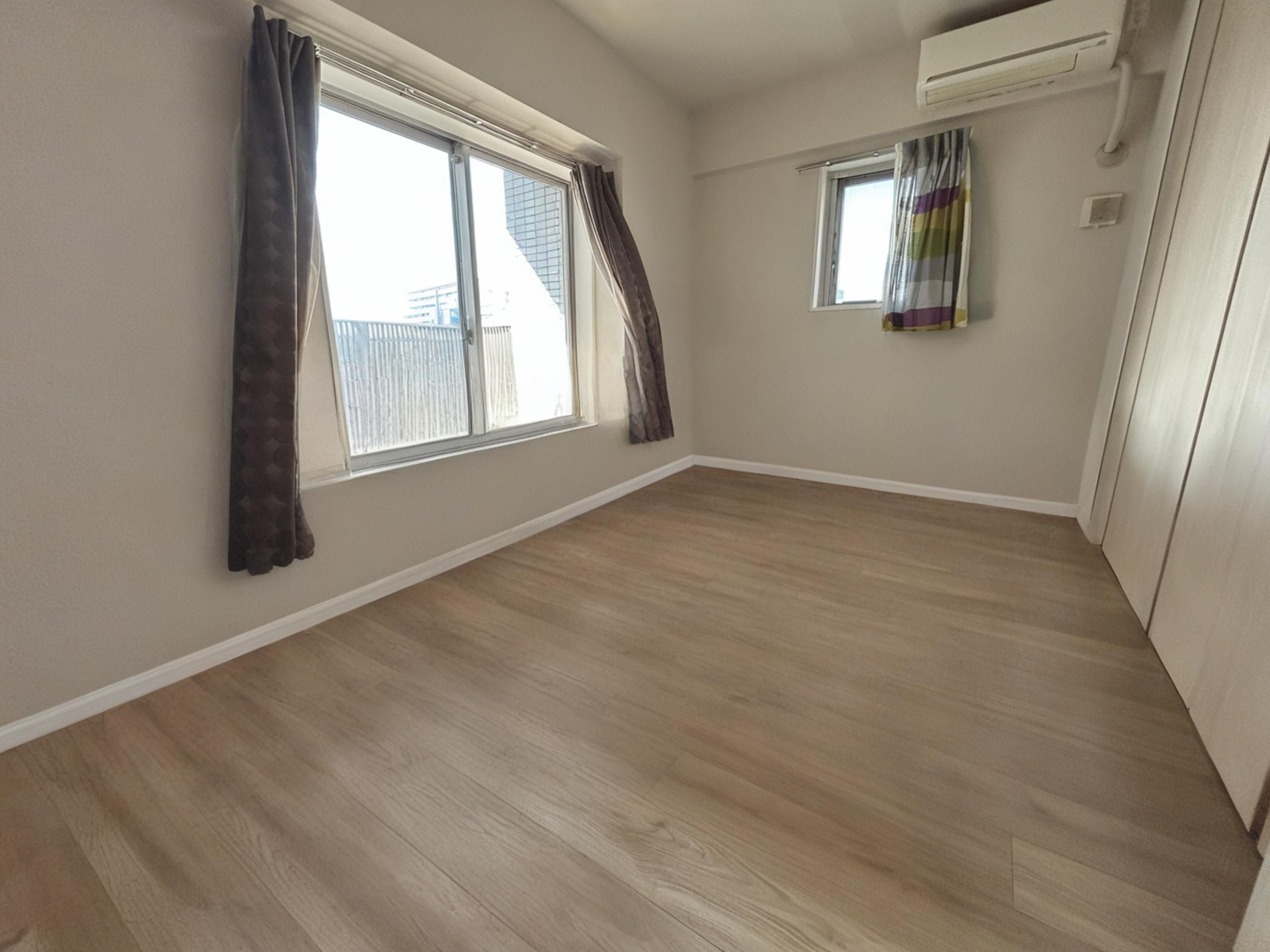 ※実際の洋室を撮影したものに、ＣＧ加工処理で家具などを消し込みしております。現状有姿でのお取引となりますので実際とは異なります。