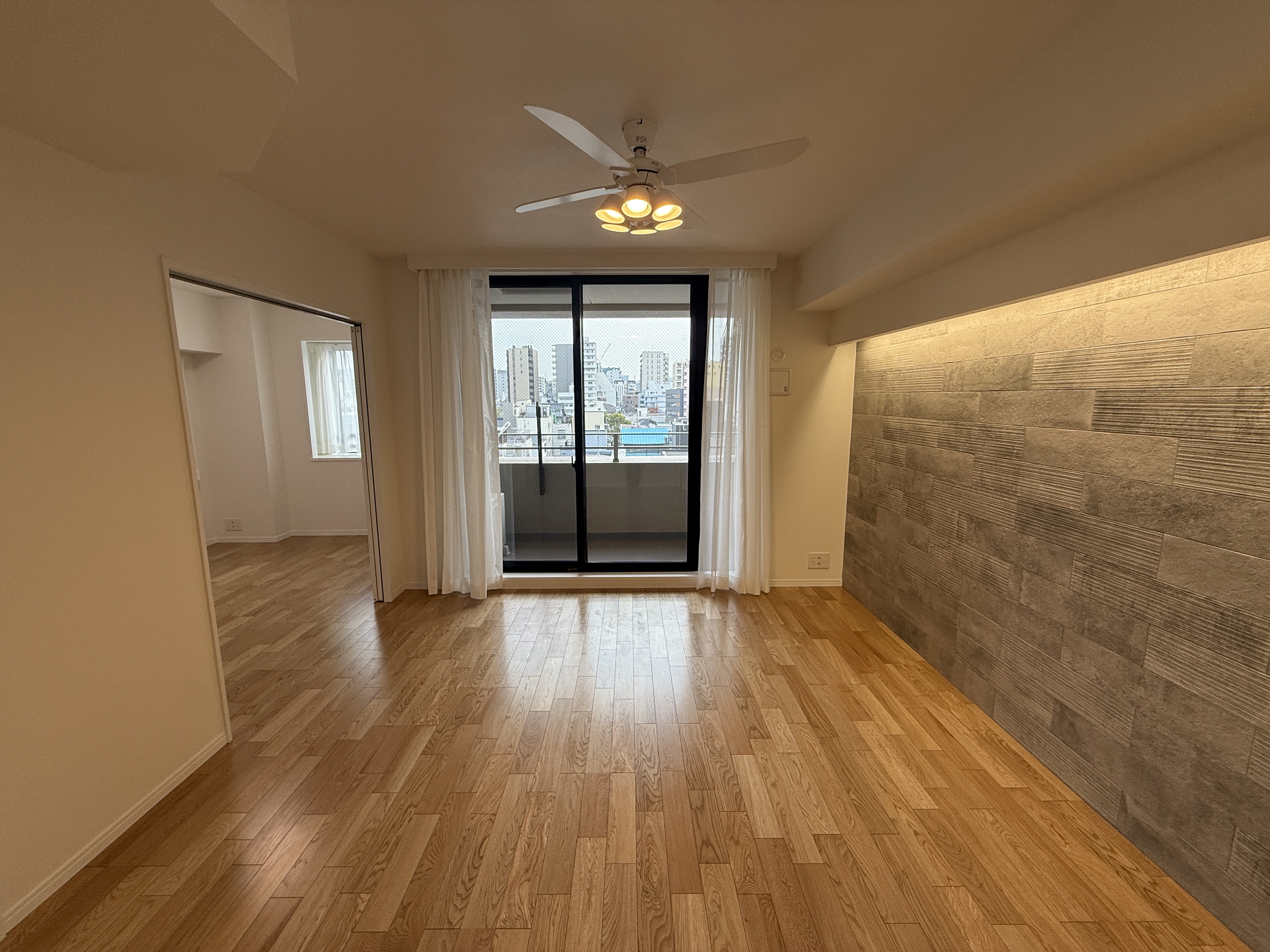 【LDK/約14.1帖】南向きバルコニーに面するLDK。柔らかな間接照明がお洒落な雰囲気です。ご家族揃って、ゆったりとした時間を過ごせそうです。