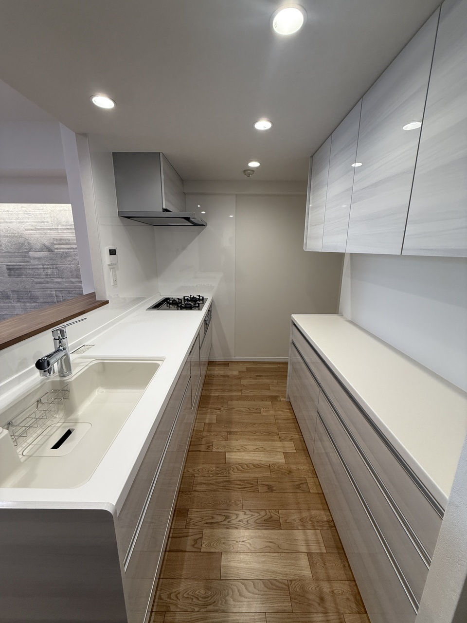 【キッチン】キッチン背面には、カウンター付きの造作カップボードが設置されています。統一感があり、お洒落な空間に仕上がっています。