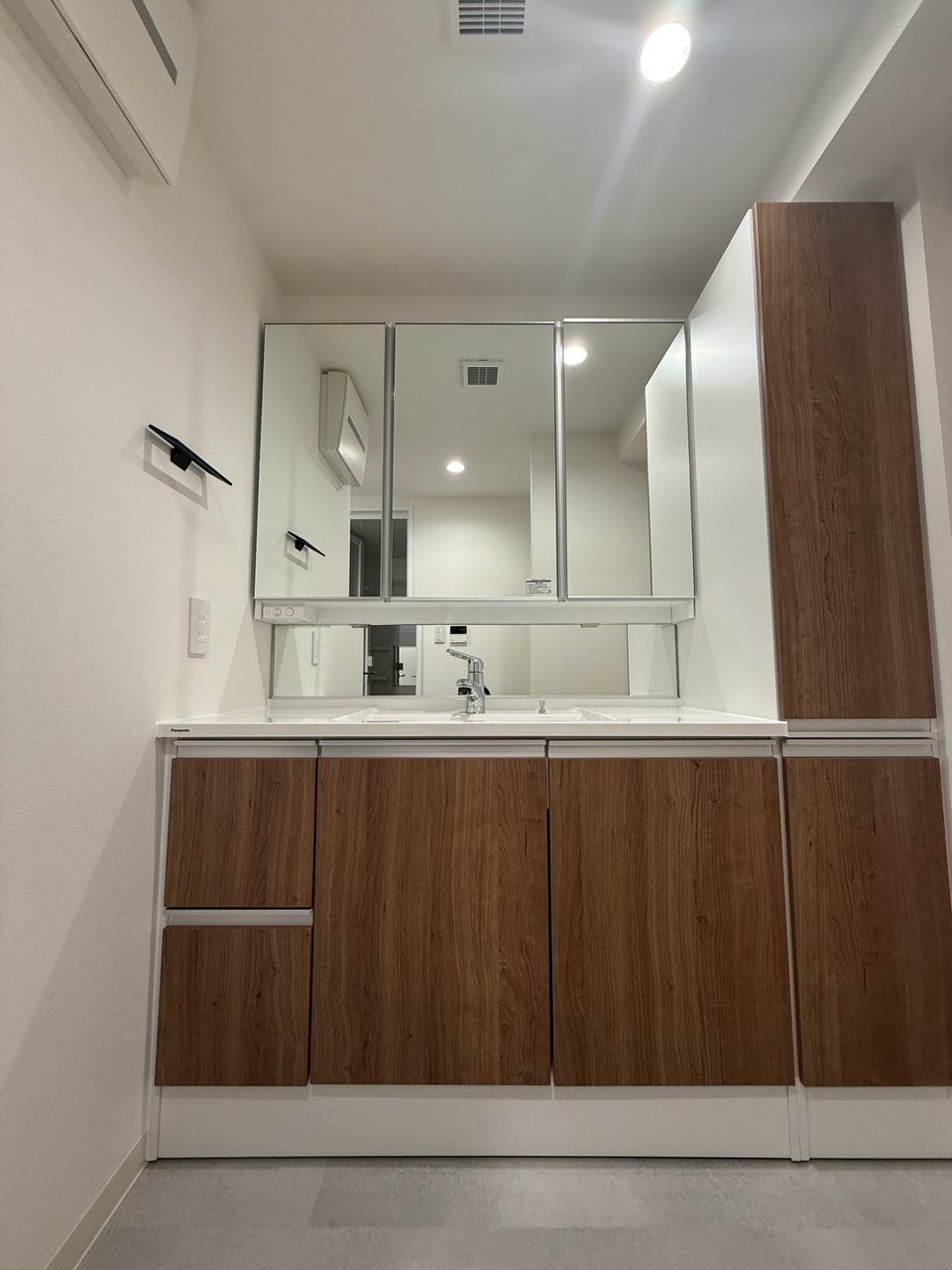 【洗面所】ワイドタイプの洗面化粧台は、朝の忙しい時間帯も並んで身支度ができそうです。背が低いお子様も使いやすいミドルミラー付き。