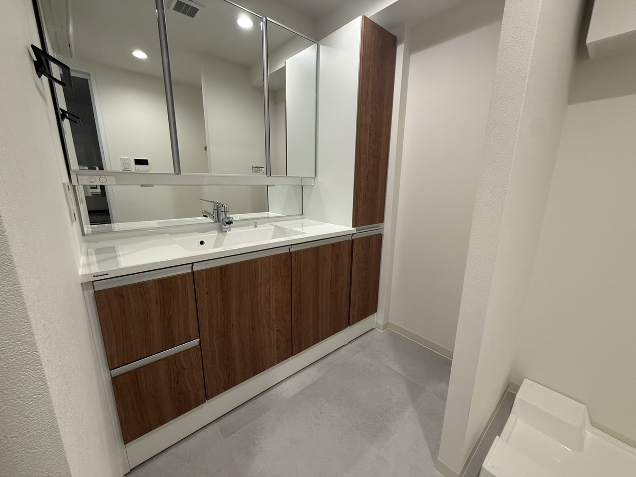 【洗面所】収納スペースが豊富に確保された洗面化粧台。洗面小物や化粧品だけでなく、洗濯用品、リネン類もまとめて収納できそうです。