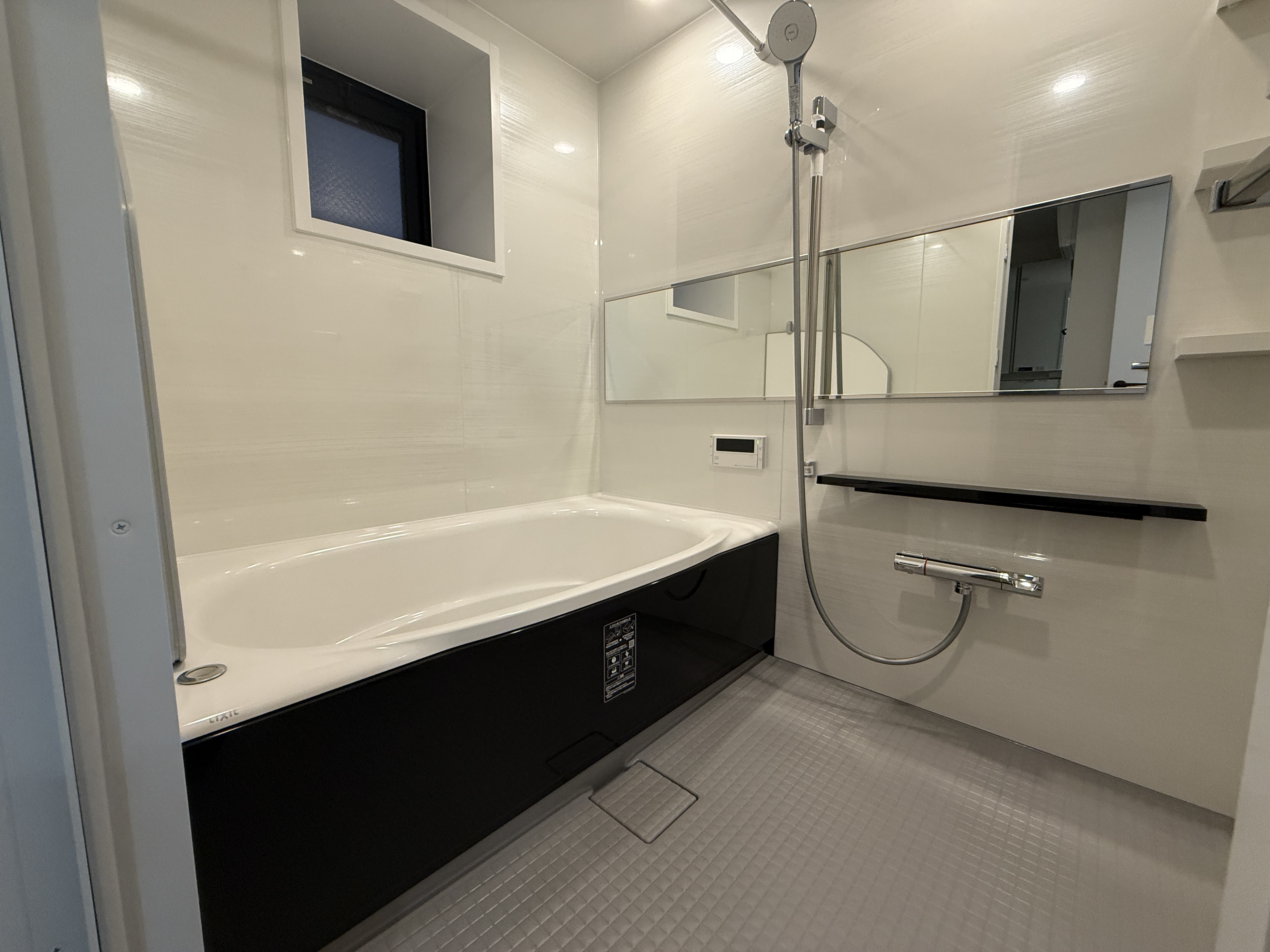 【浴室】追焚機能、浴室乾燥機が搭載された機能的な浴室。雨の日や花粉が多い季節などでも、浴室内で洗濯乾燥ができ、便利です。窓があり、自然換気を行えます。