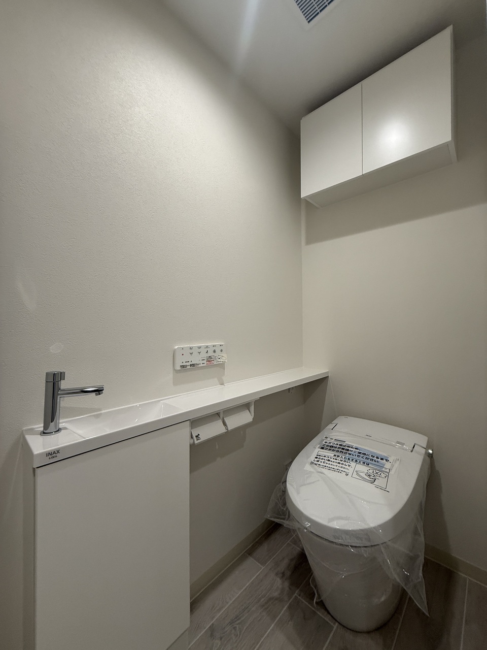 【トイレ】年間を通して快適に使用できる、温水洗浄便座付きのトイレです。シンプルなデザインで、日々のお手入れがしやすそうです。