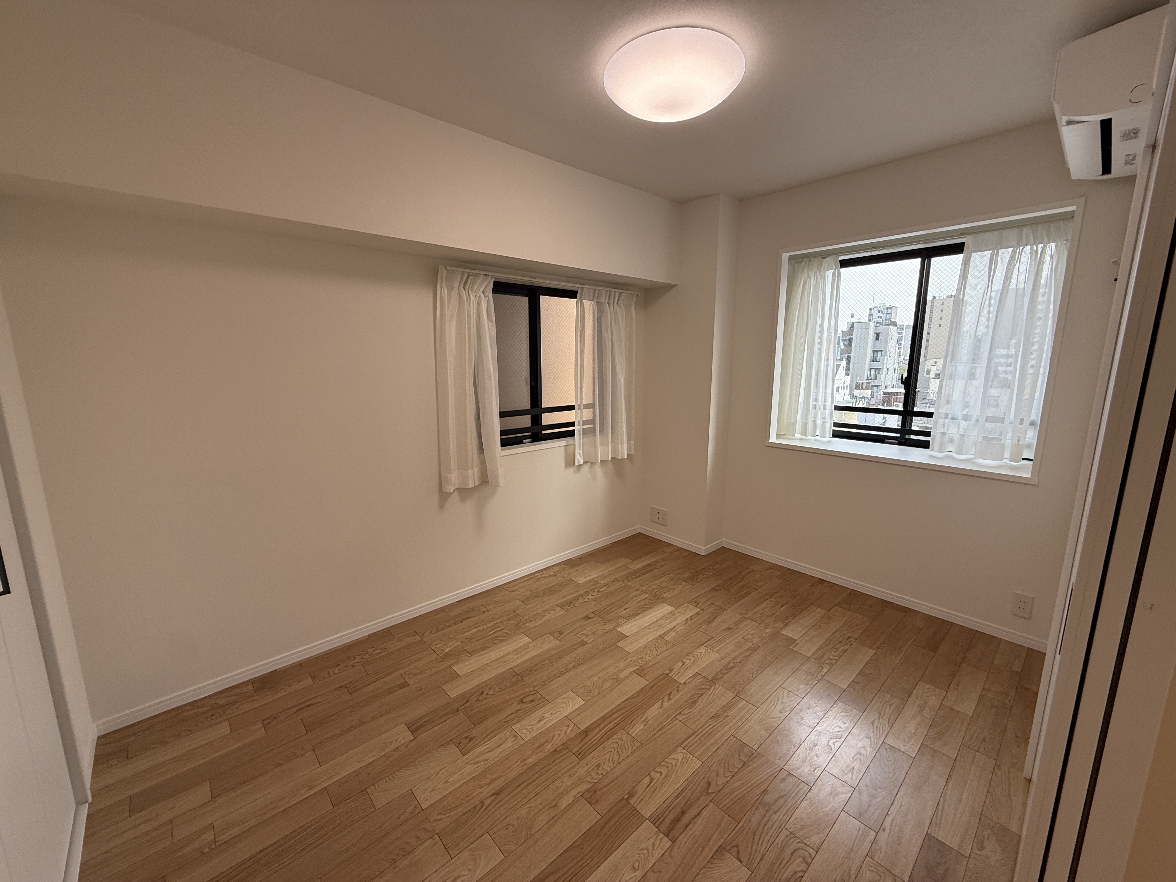 【洋室/約6.0帖】LDKに隣接する、南向きの洋室。間仕切りを開放し、リビングと繋げて使えます。ライフスタイルに合わせて、フレキシブルに活用できるお部屋です。