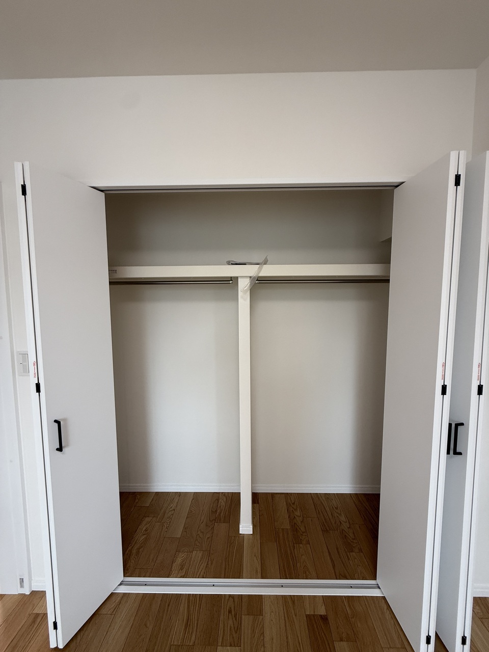 【クローゼット】枕棚とハンガーパイプが設置され、デッドスペースが生まれにくい仕様です。両開き折れ戸のため、衣類を探しやすそうです。