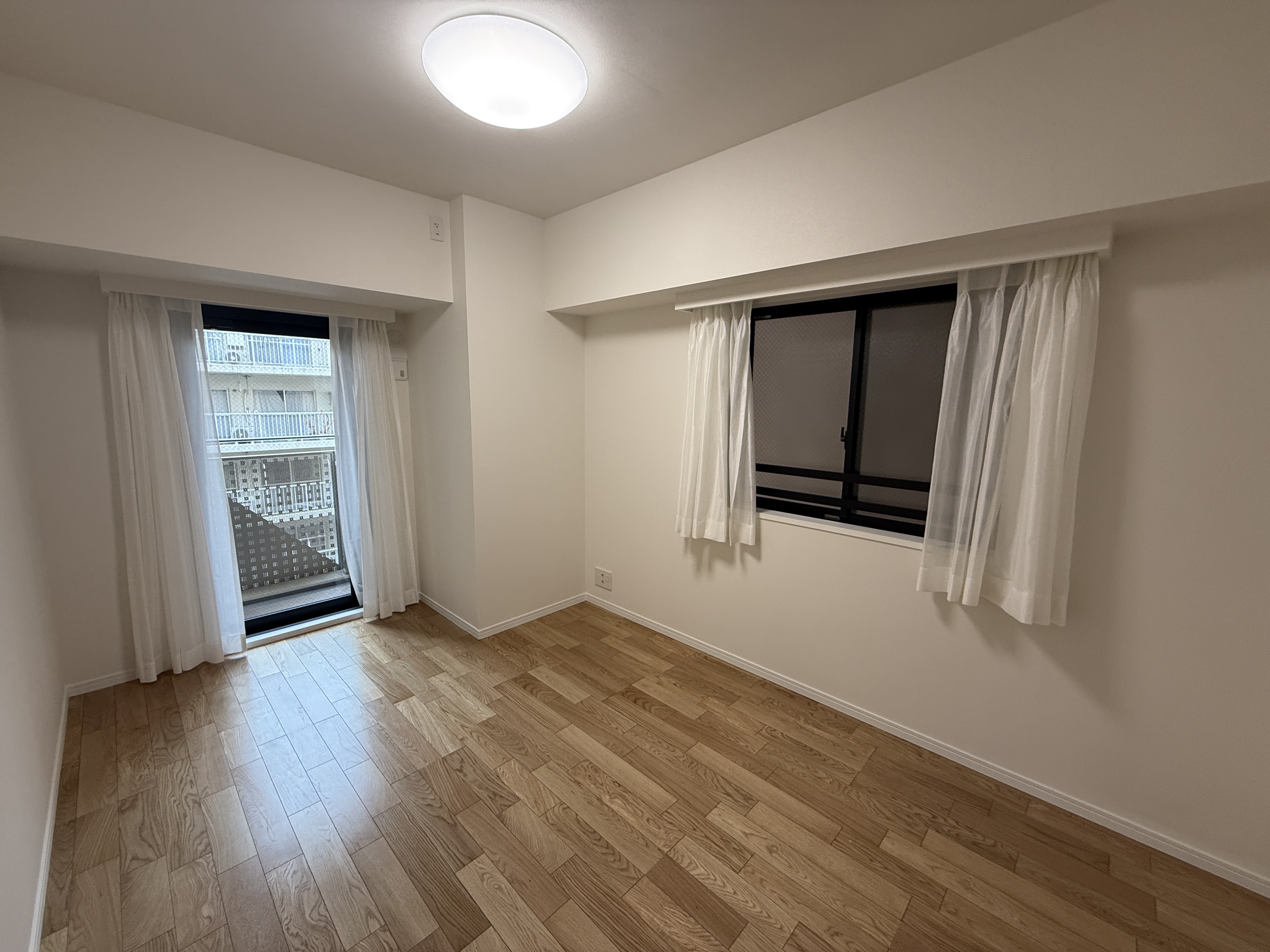 【洋室/約7.0帖】北側バルコニーに面した洋室。洋室の中で一番広く、独立性も高いため、主寝室としての利用もおすすめです。