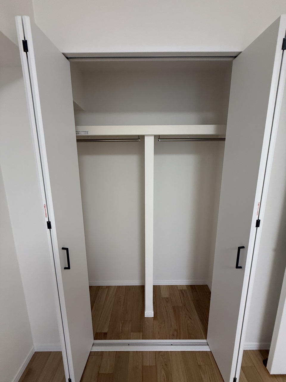 【クローゼット】中央に仕切りがあるので、用途ごとに分けて収納可能。毎日の洋服選びがスムーズに行えそうです。ファッション小物を収納したり、思い出の品を保管したりなど、小物類の収納に便利な枕棚付き。