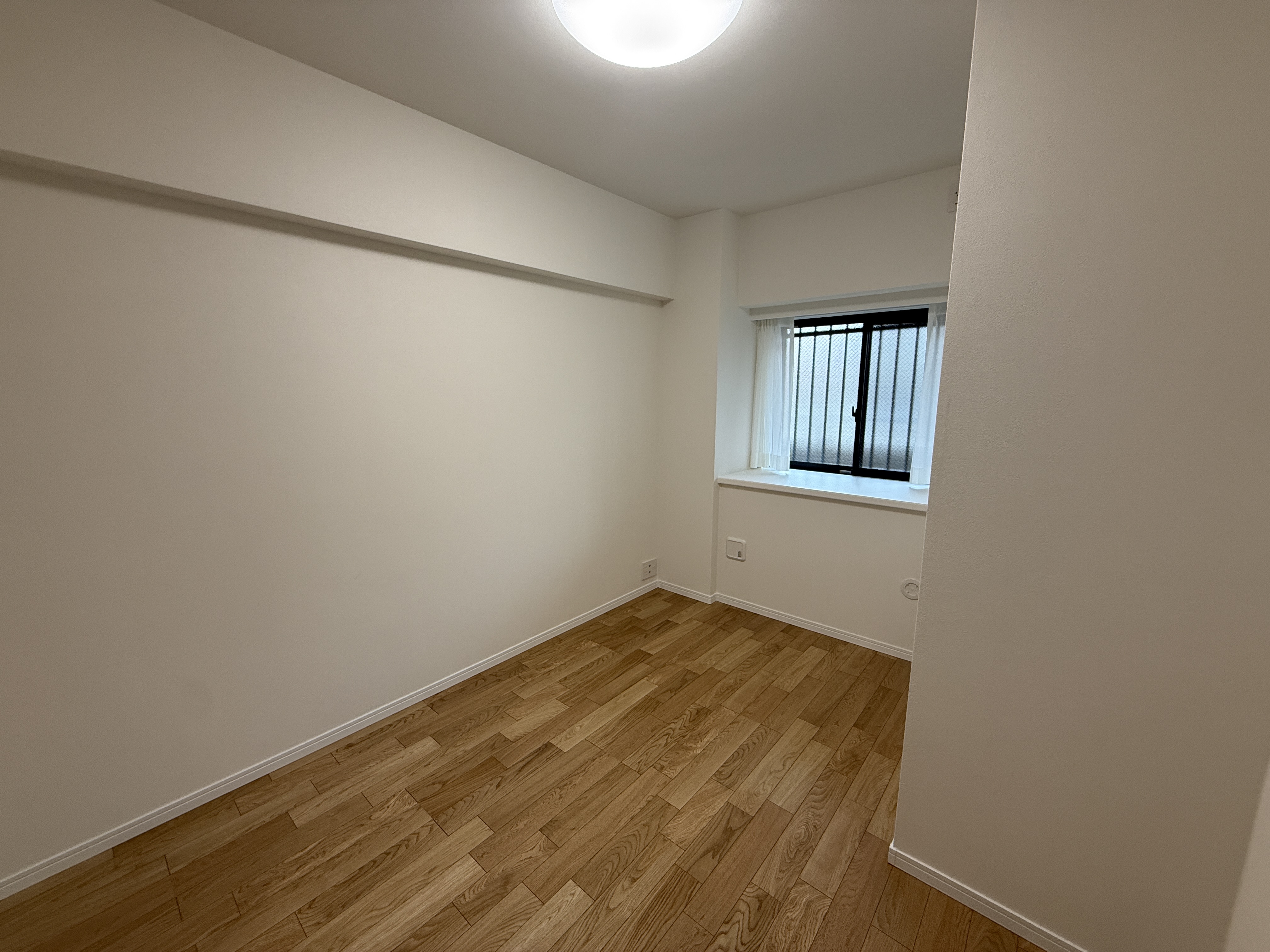 【洋室/約5.2帖】子ども部屋としても使いやすい広さの洋室。腰窓の前にカウンターが設置されており、飾り棚や作業スペースとして活用できそうです。