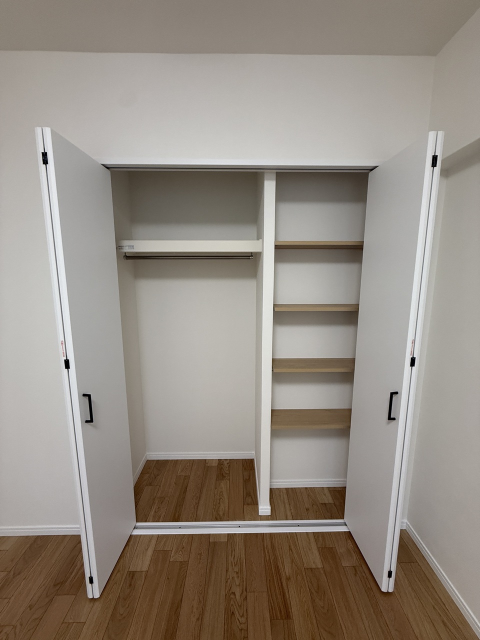 【クローゼット】約5.2帖の洋室に設置されたクローゼットです。棚付きのため、衣類はもちろん、小物類も整理整頓しやすそうです。