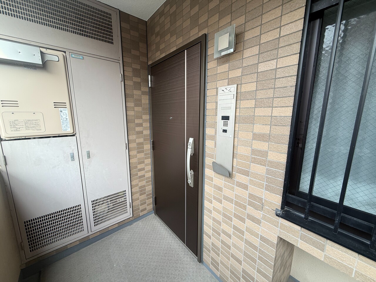 【専用ポーチ】住戸の独立性を高めてくれる、門扉付きの専用ポーチ。共用廊下から室内に視線が入るのを防ぎます。洋室約5.2帖の窓はポーチに面しています。