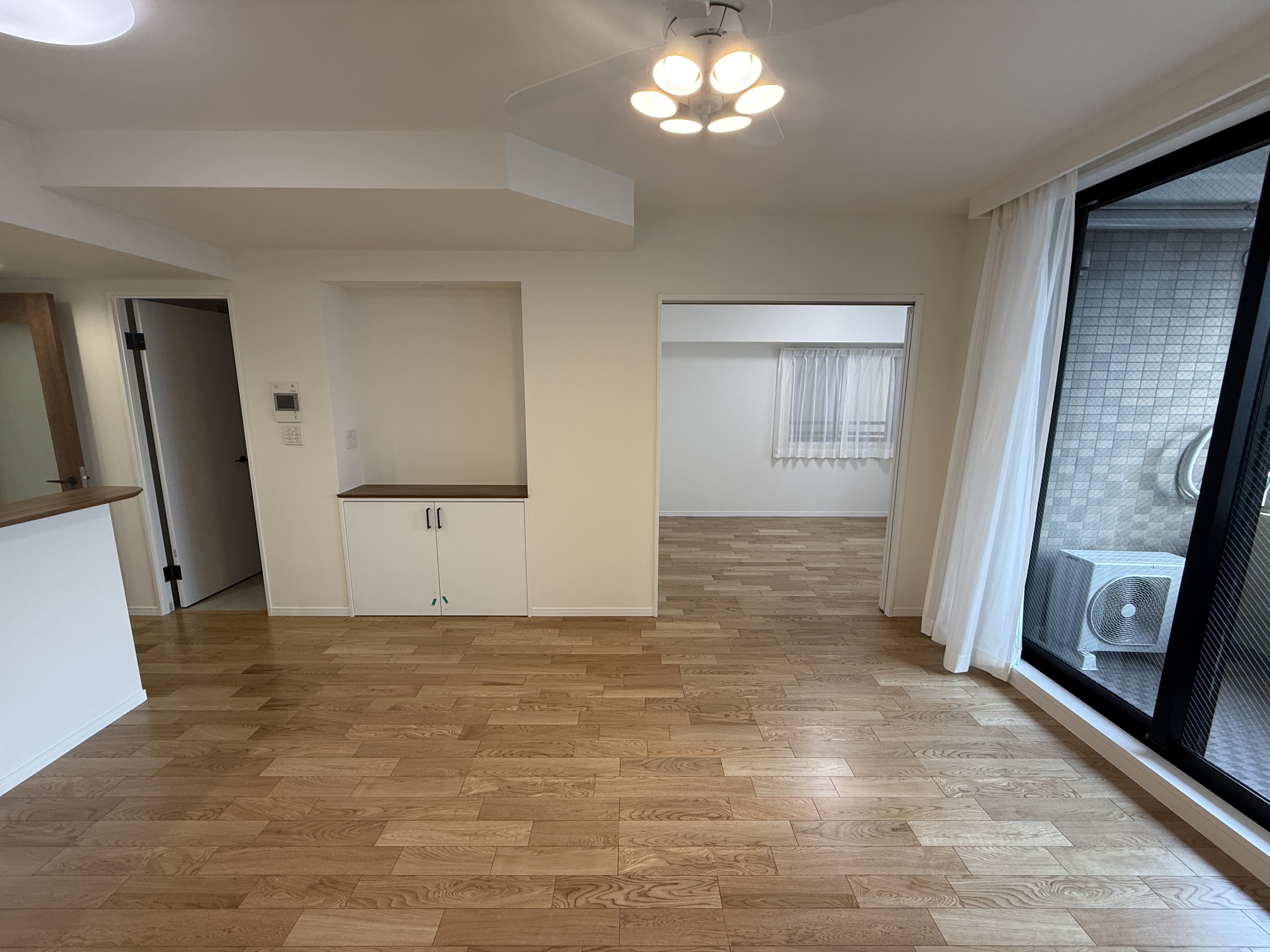 【LDK/約14.1帖】LDKには、壁面埋め込み式のカウンターやウォールシェルフが設置されています。ご家族共有の小物や書類も、すっきりと仕舞えます。