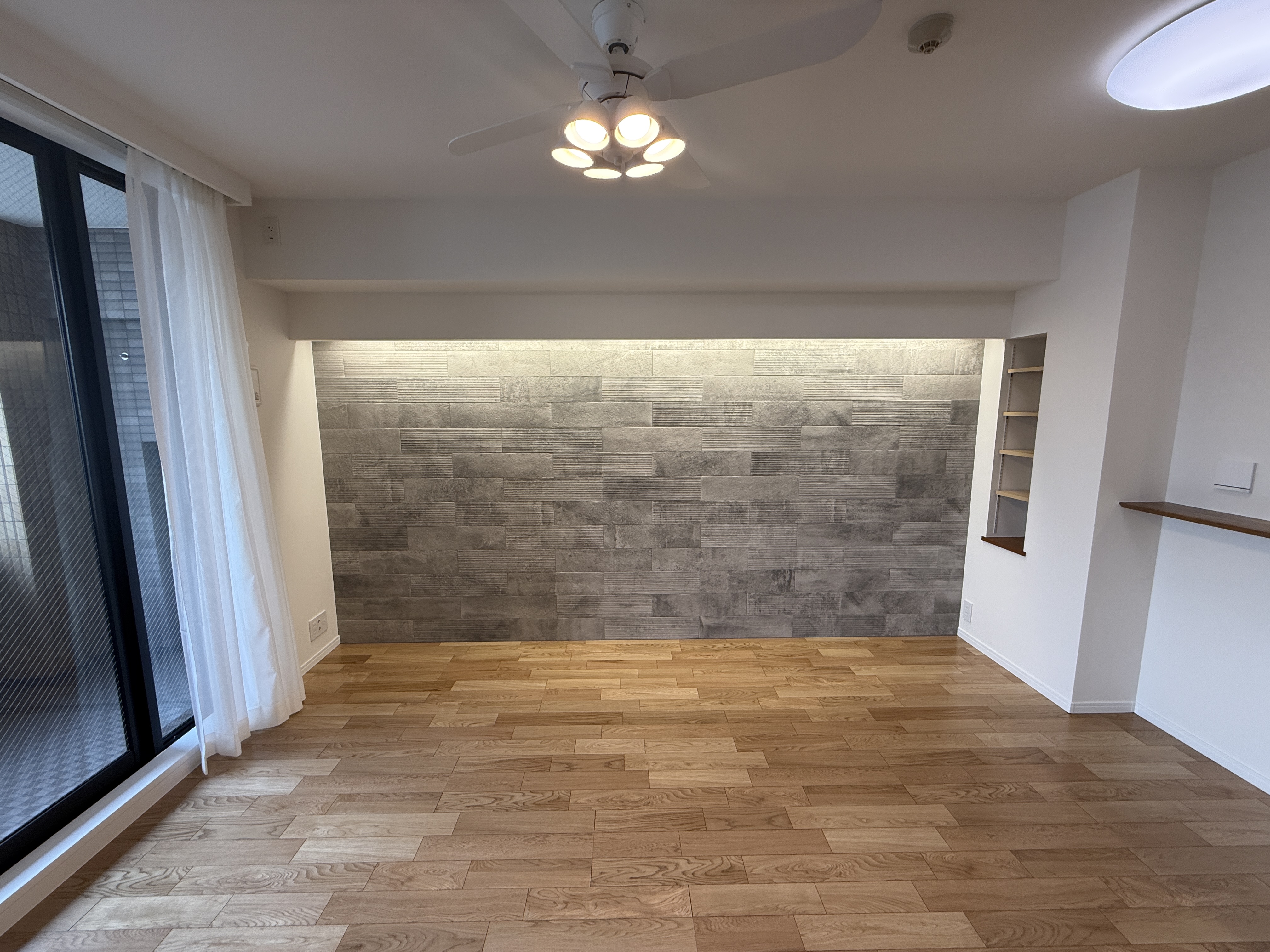 【LDK/約14.1帖】調湿・脱臭効果がある壁材「エコカラット」が採用されています。デザイン性も高く、お部屋のアクセントになっています。