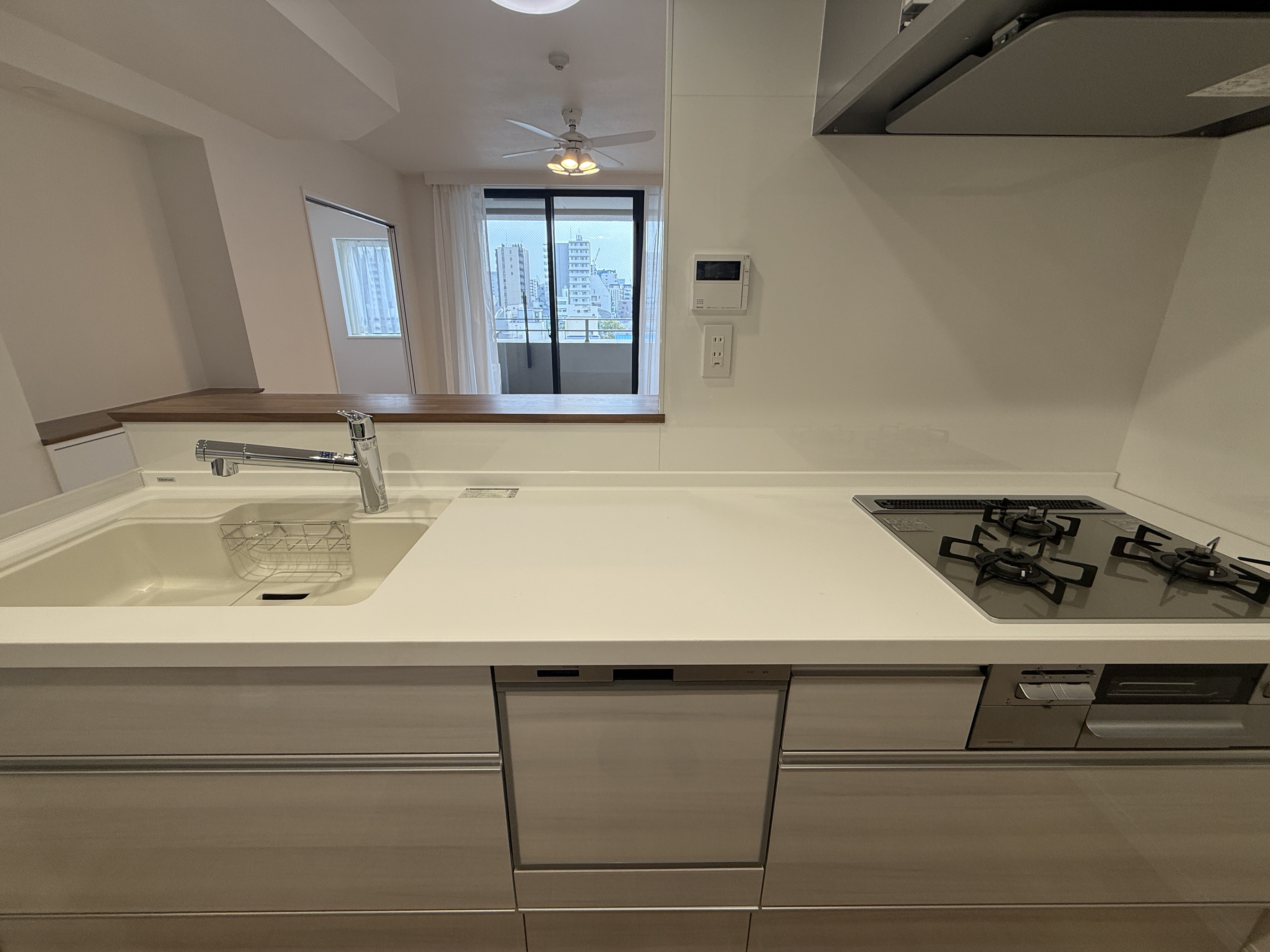 【キッチン】明るめのカラーで統一された、清潔感溢れるキッチン。食事の後片付けをサポートしてくれる、食器洗乾燥機が搭載されています。