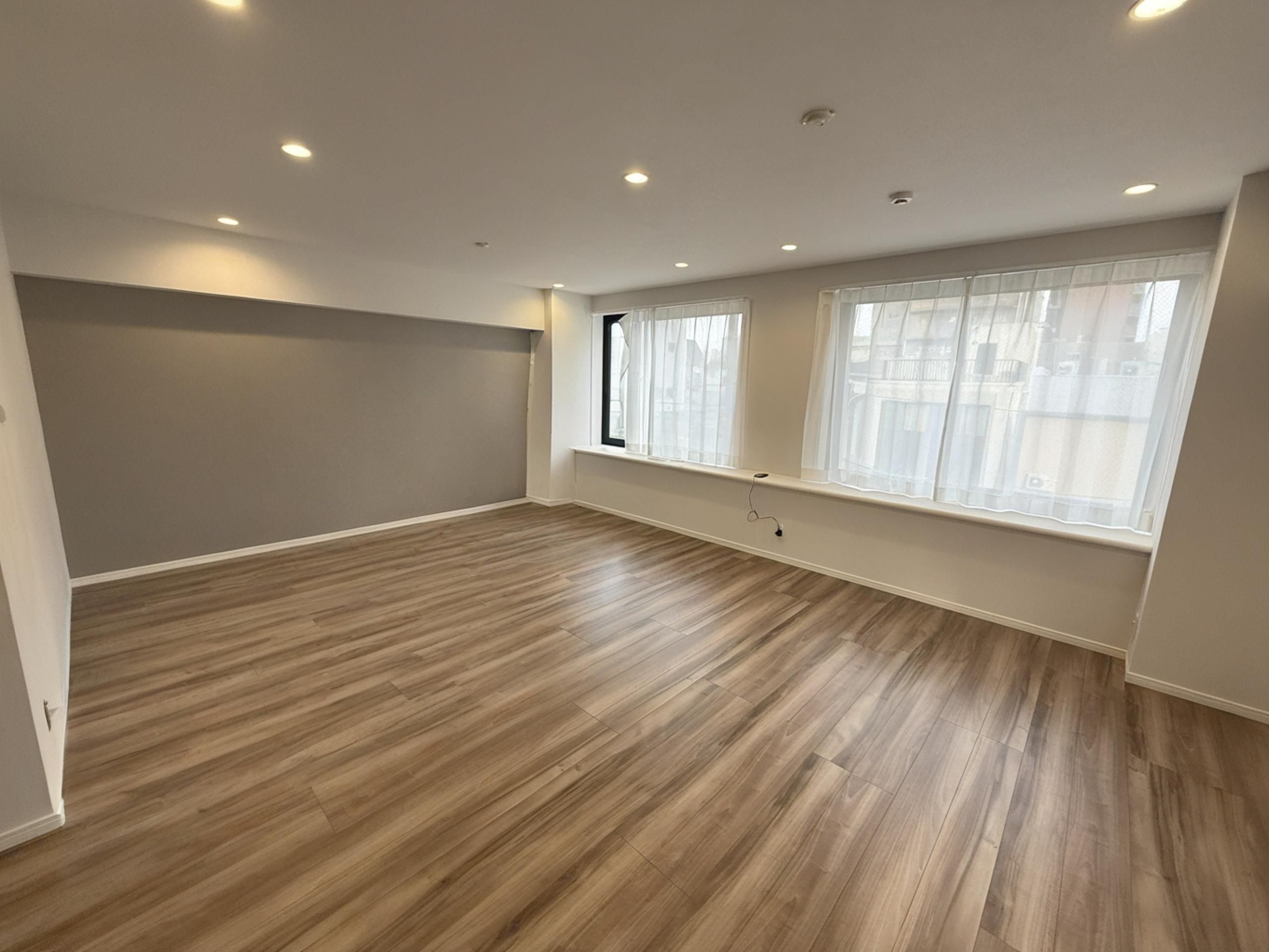 【LDK】家族が集うLDKは、約18.6帖のゆとりある広さ。南・東の2面に採光が確保された明るい空間で、のんびりとお過ごしいただけます。※画像は一部加工により荷物・人物等を除去しています。