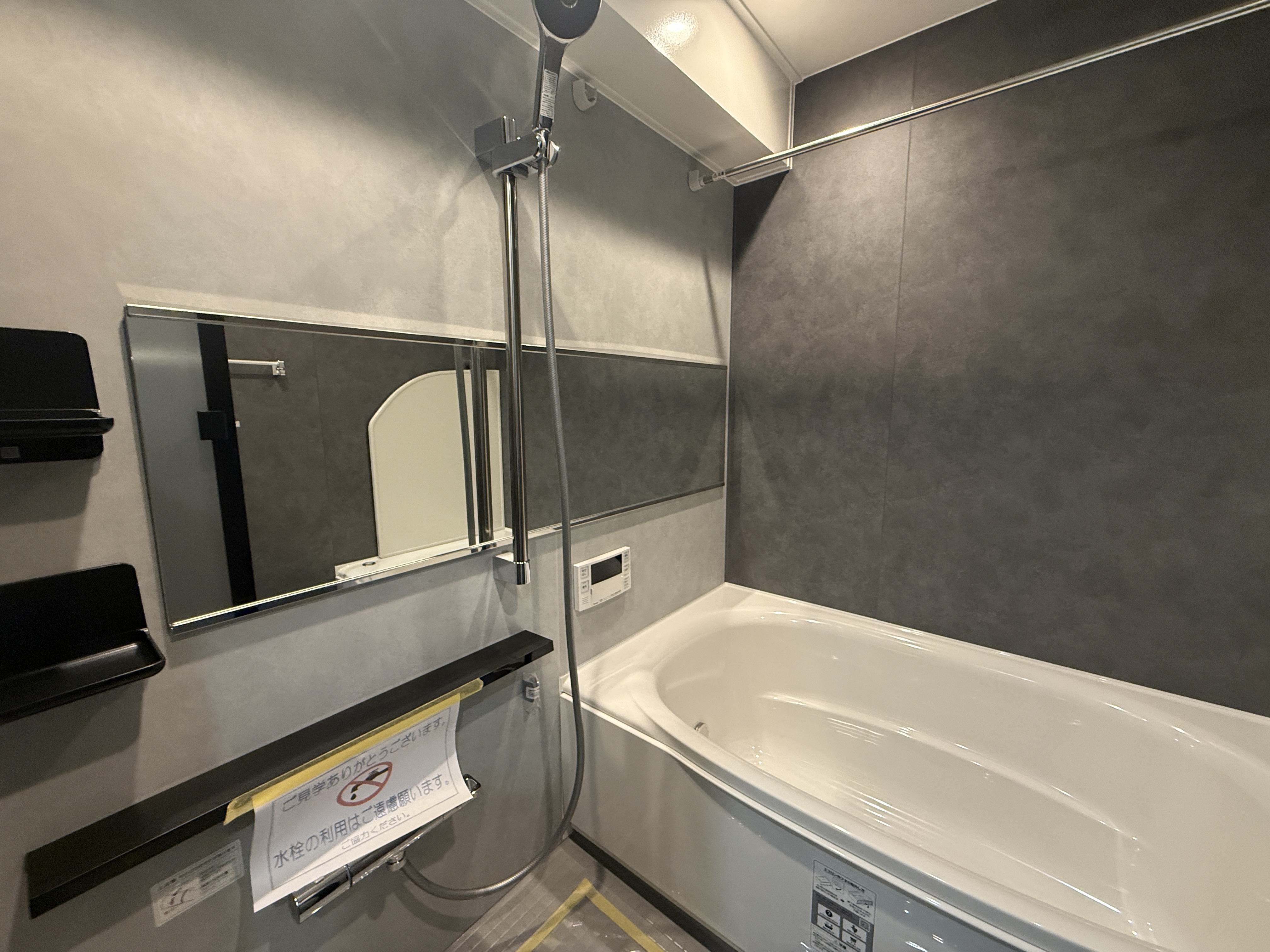 【浴室】シックな雰囲気の浴室には、ワイドミラーやシャワー用スライドバーが採用されています。浴室乾燥機付きですので、洗濯物を干すことができます。雨の日や花粉の季節などに重宝しそうです。