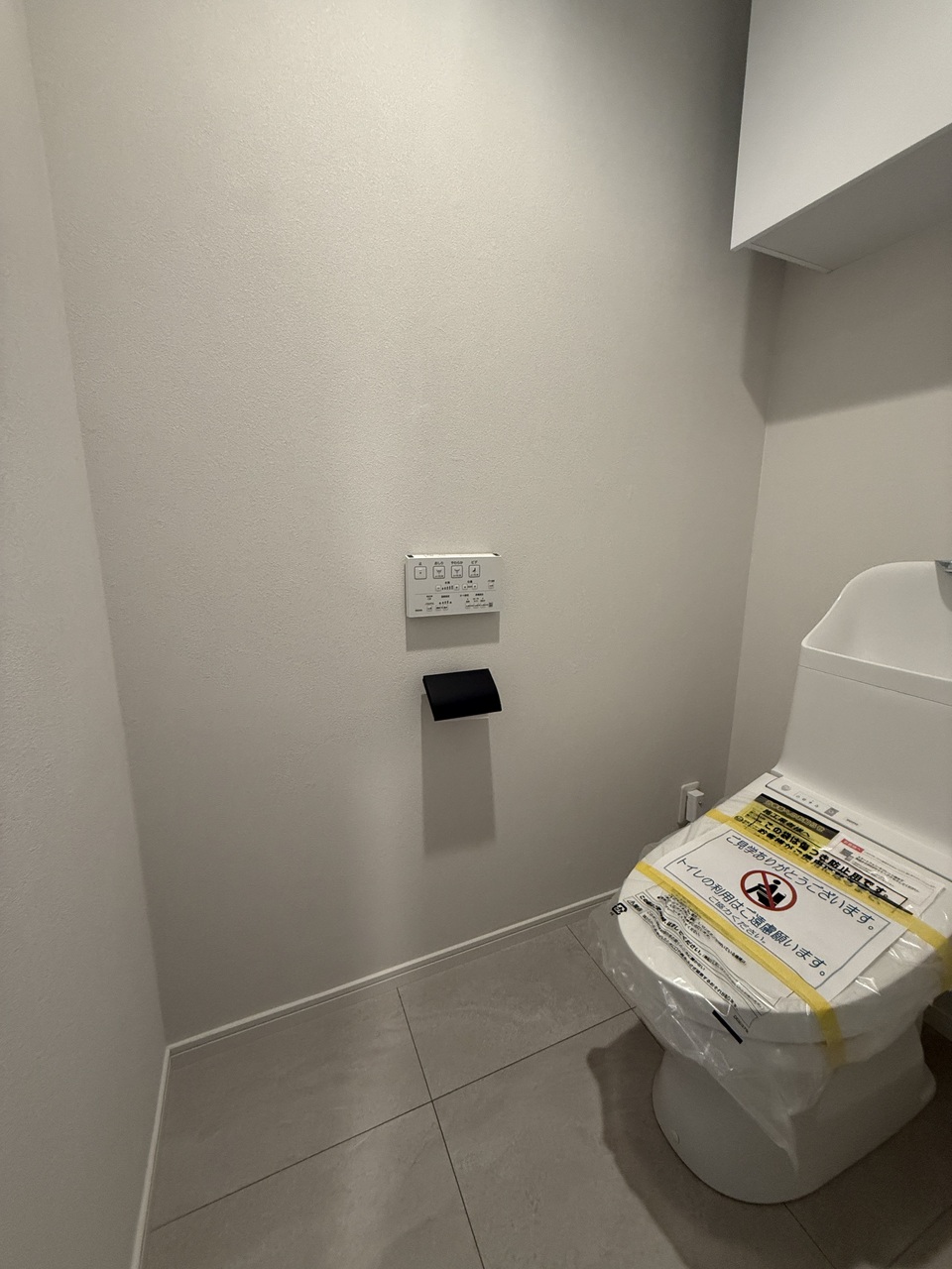 【トイレ】清潔感のある温水洗浄便座付きのトイレです。寒い時期でも暖かな便座で快適に使うことができます。リモコンが壁に設置され、操作しやすい仕様です。