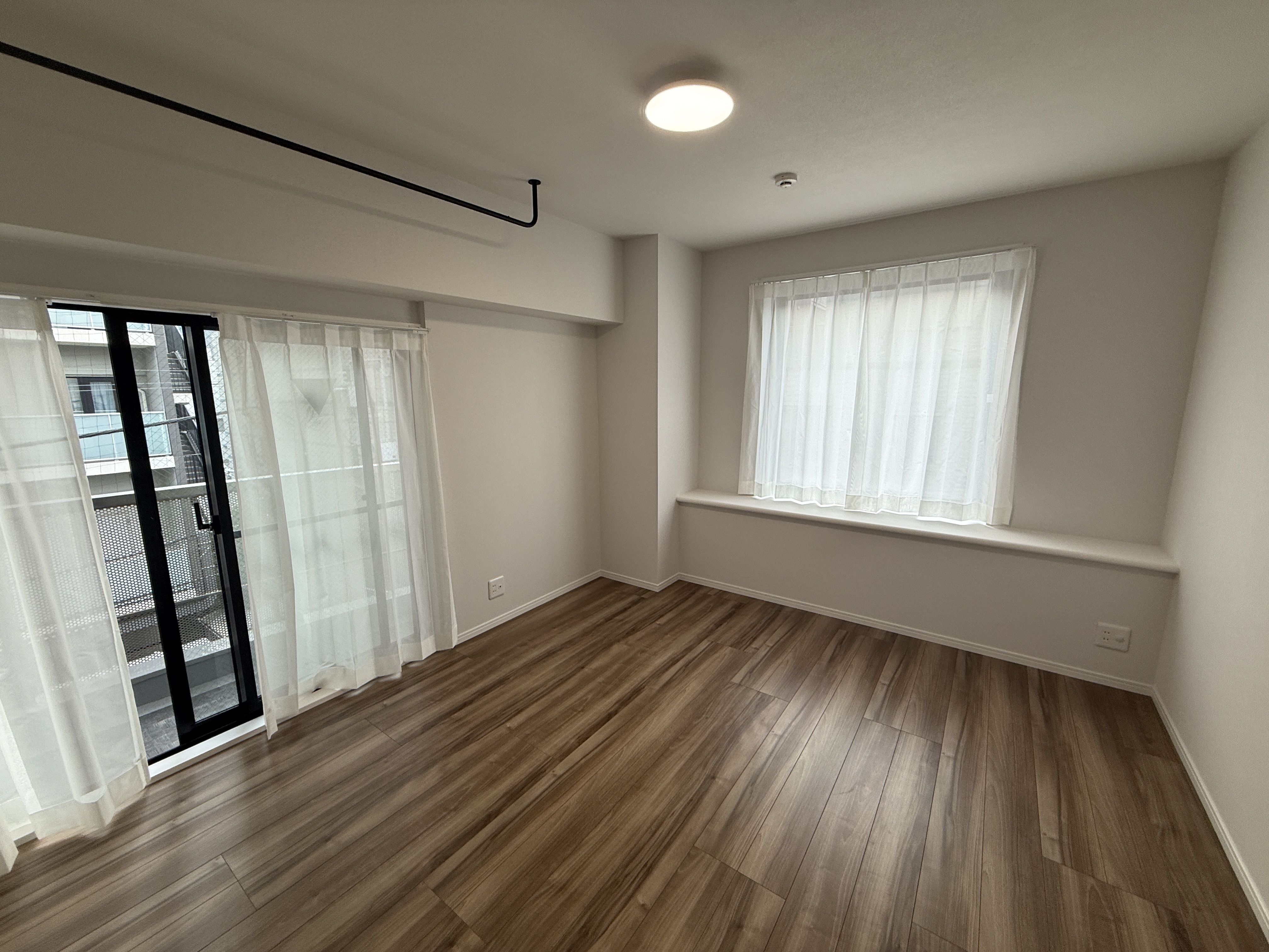 【洋室/約8.1帖】南向きバルコニーに面した洋室です。ベッドを並べて置ける広さがあり、主寝室としての利用にもおすすめ。WICが備わっているため、収納家具の設置を最小限にして、空間を有効的に使えます。