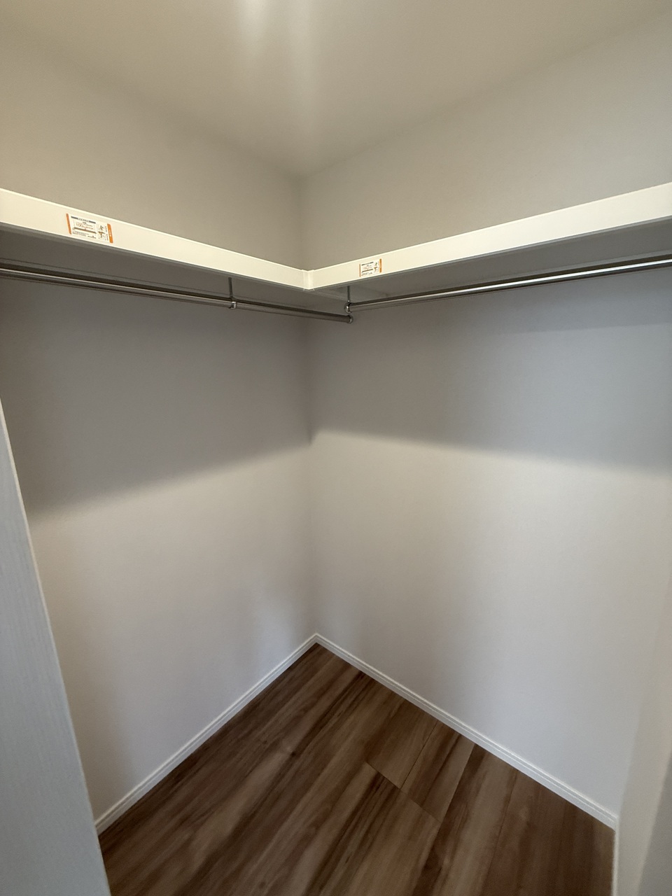 【WIC】約8.1帖の洋室に設けられた、ハンガーパイプと枕棚付きのWICです。衣類だけでなく、大型のスーツケースや季節家電、小物類も収納可能です。