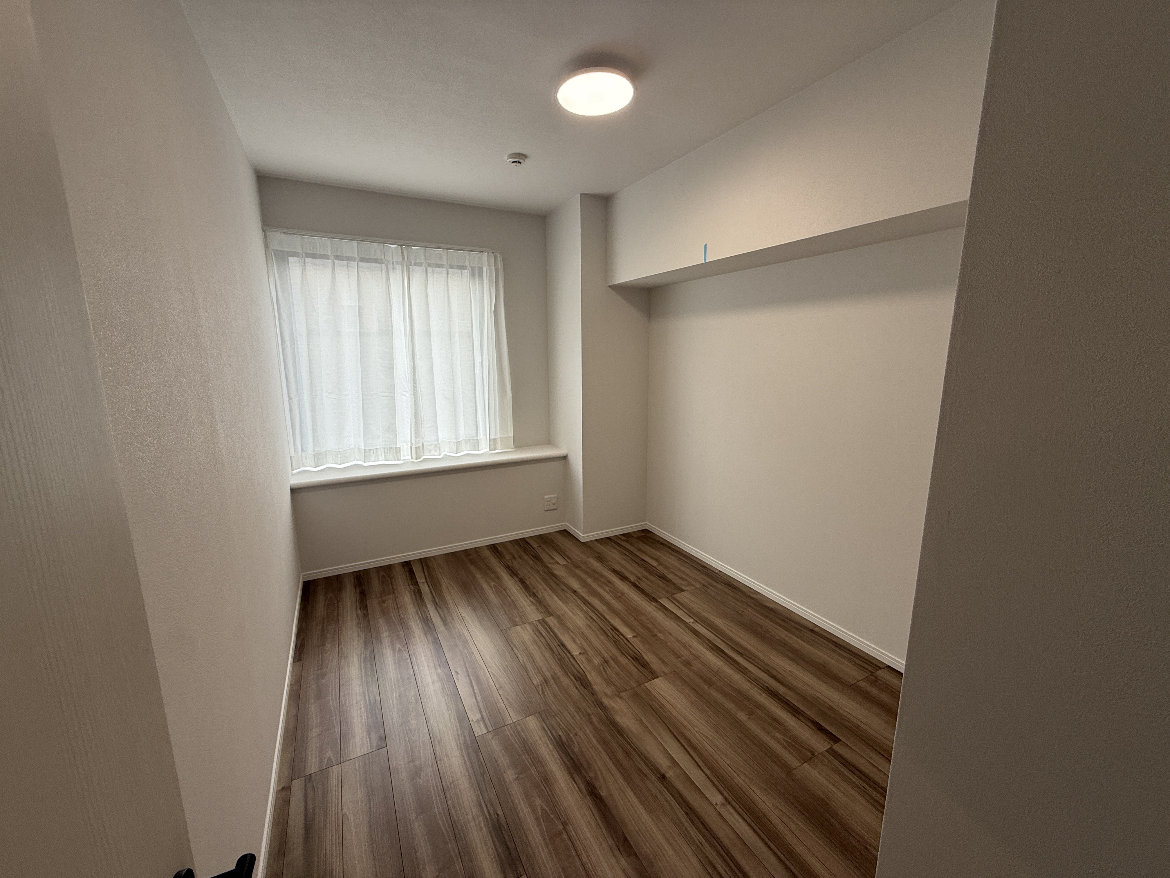 【洋室/約6.3帖】玄関付近に設置された独立性の高い洋室。子供部屋やテレワークルームなど、ライフスタイルに合わせて多用途に活用可能。採光部は腰高窓のため、壁面を利用した家具の配置がしやすいです。