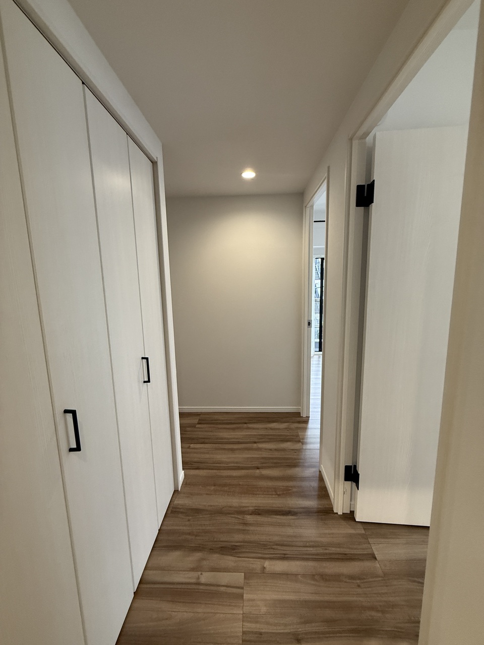 【廊下】玄関ドアを開けても外から直接居住空間が見えにくく、プライバシーに配慮された設計です。掃除用品や日用品のストックなど、様々な物の保管場所に便利な、廊下収納が設けられています。