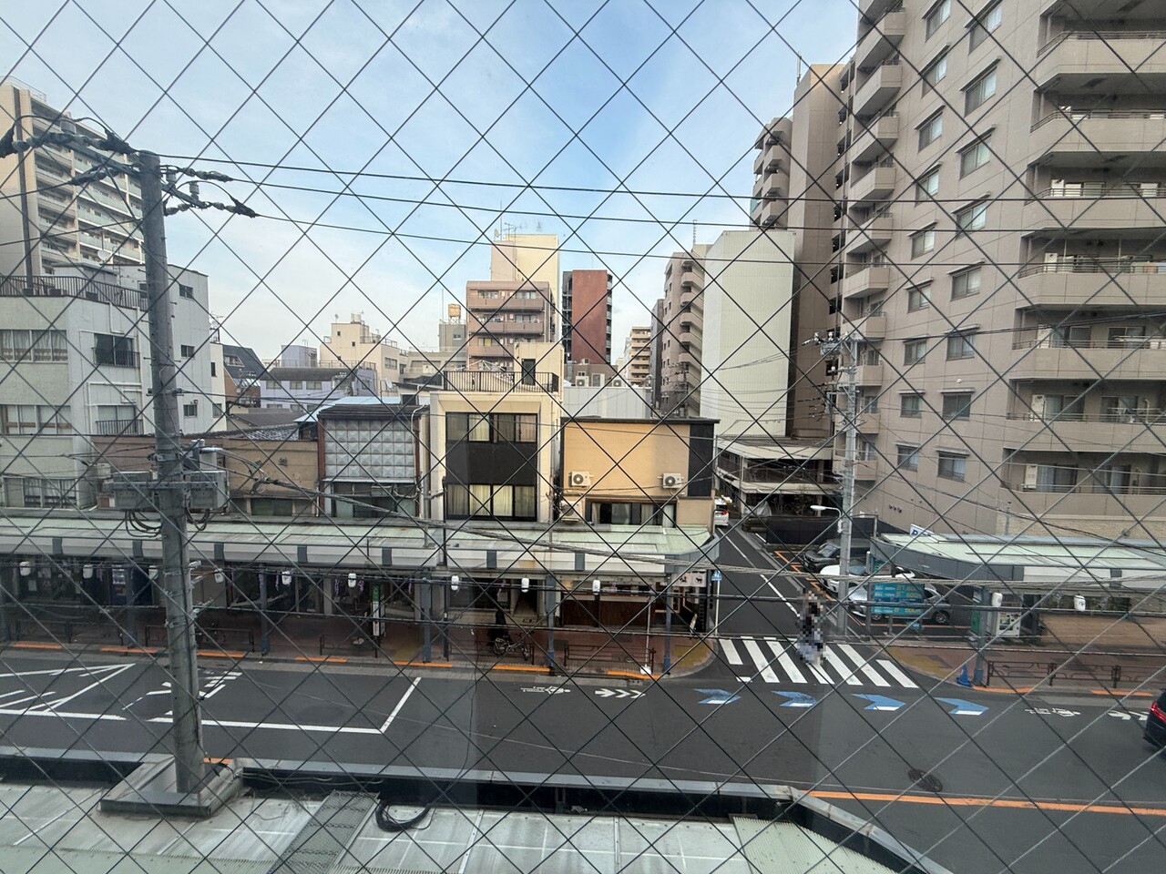 【眺望写真】前面道路にゆとりがあるため、建物が近接しておらず圧迫感の少ない眺望です。※眺望は将来に渡って保証するものではありません。