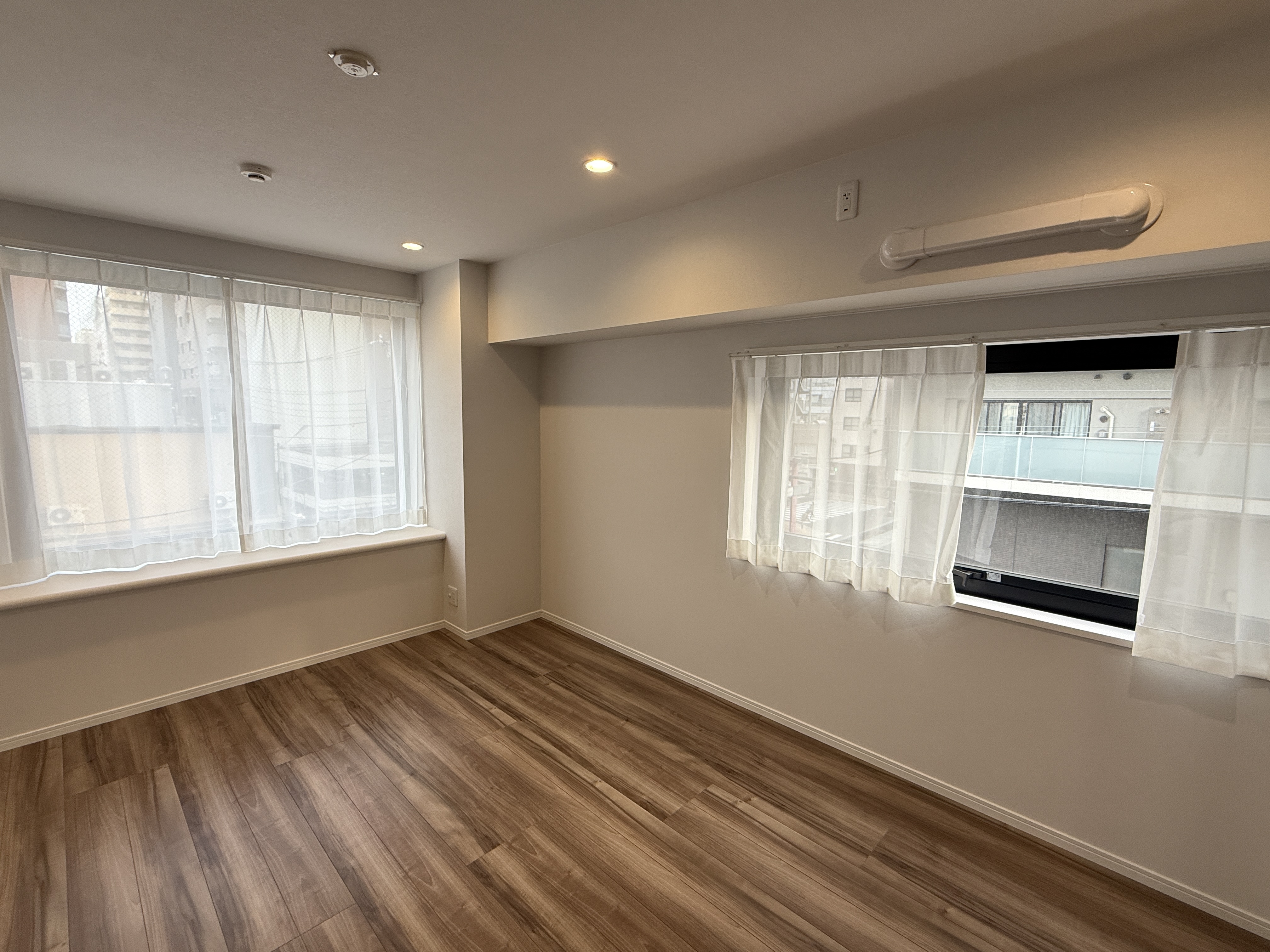 【LDK】フローリングの木目が映えるナチュラルデザインの内装です。幅広いテイストの家具と調和しやすく、お部屋づくりを楽しめます。