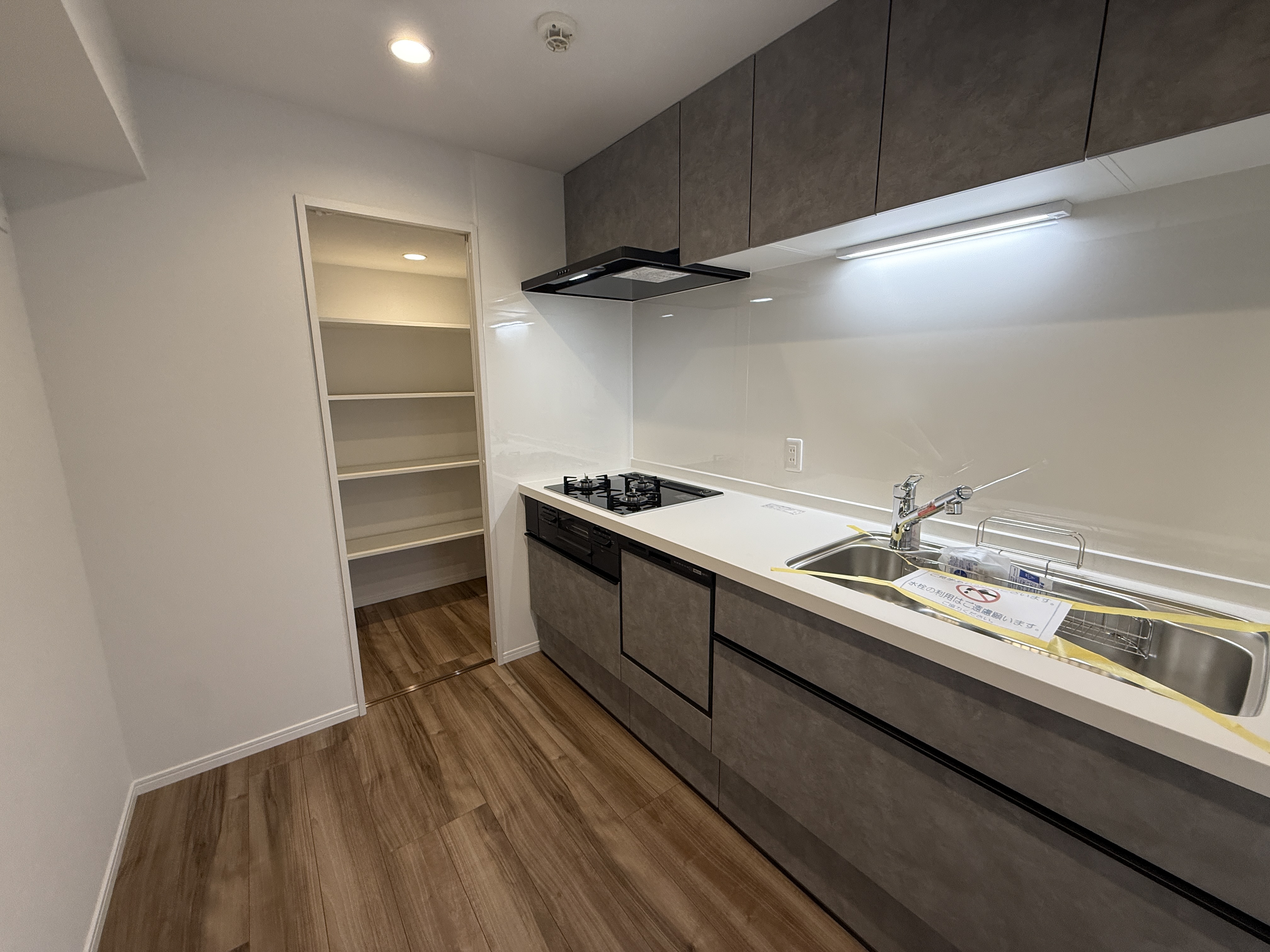 【キッチン】キッチンは生活感を抑えられるクローズドタイプ。上下に収納があり、食器類や鍋もスッキリ片付きます。食器洗浄乾燥機や浄水器、3口ガスコンロなど、忙しい家事をサポートする設備が揃っています。