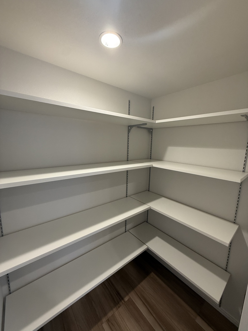 【パントリー】キッチン横には可動棚付きのパントリーが設けられています。食料品・水のストック収納や食器棚としても利用できます。