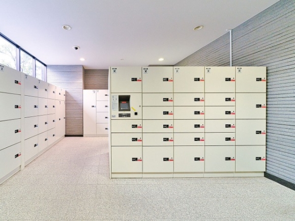 共働き世帯に嬉しい宅配ボックスを完備